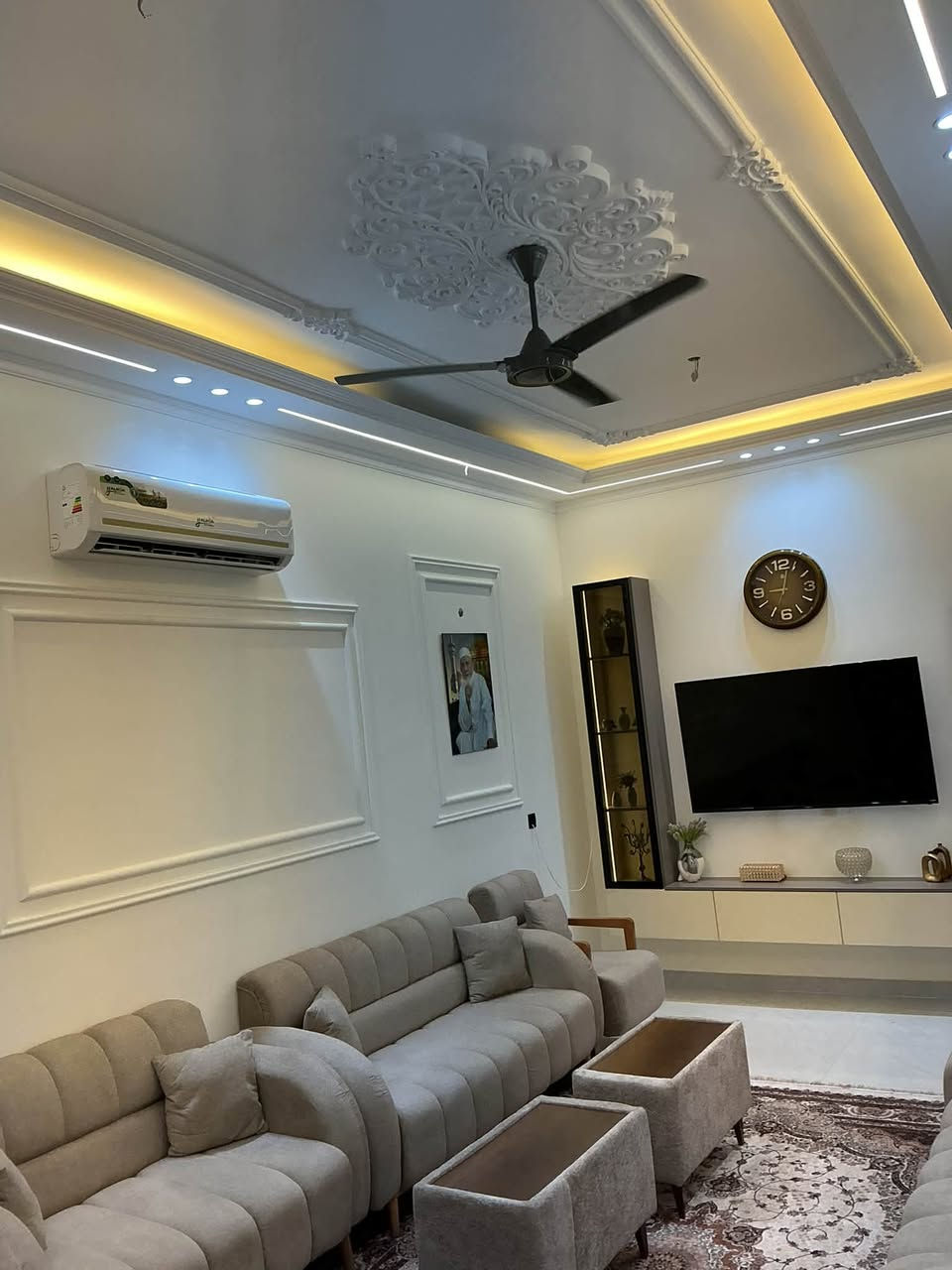 السلام عليكم منزل للبيع ١٧٠ متر الواجهه ٧  بناء ٢٠٢٦ شهر ٦ مع الأثاث 
ثلاث طوابق الطابق الاول يحتوي على مطبخ بارد وغرفه استقبال وصاله كبيره مطبخ حار وحمام وغرفه نوم / الطابق الثاني يحتوي على صاله كبيره و3  غرف وحمام/ الطابق. الثالث صاله كبيره غرفه كبيره  وحمام ويحتوي ايضاً على سطحين/ العنوان بداية الاورفلي قرب متنزه الاورفلي السعر ( 500) مع الأثاث ) للاستفسار اكثر تواصل خاص او للاتصال على رقم ***********

