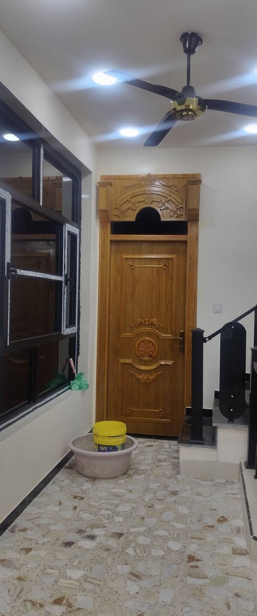 السلام عليكم اخوان.
بيت للبيع في منطقة الرئاسه بلطابو مربع مقابيل صيدلية ابن البيطار المساحه 125م بناء درجه اولى يحتوي على 4غرف نوم و4حمامات واستقبال ومطبخ وصاله مدخلين الشبابيك والمحجر المتيوم تركي درجه اولى للابواب الداخلية صاج تزكام درجه اولى الأرضية الطابق الأول مرمر والطابق الثاني كاشي.. الجدران لوح سعودي درجه اولى للاستفسار مراسله الصفحه او الاتصال على المكتب الفرقان ***********
