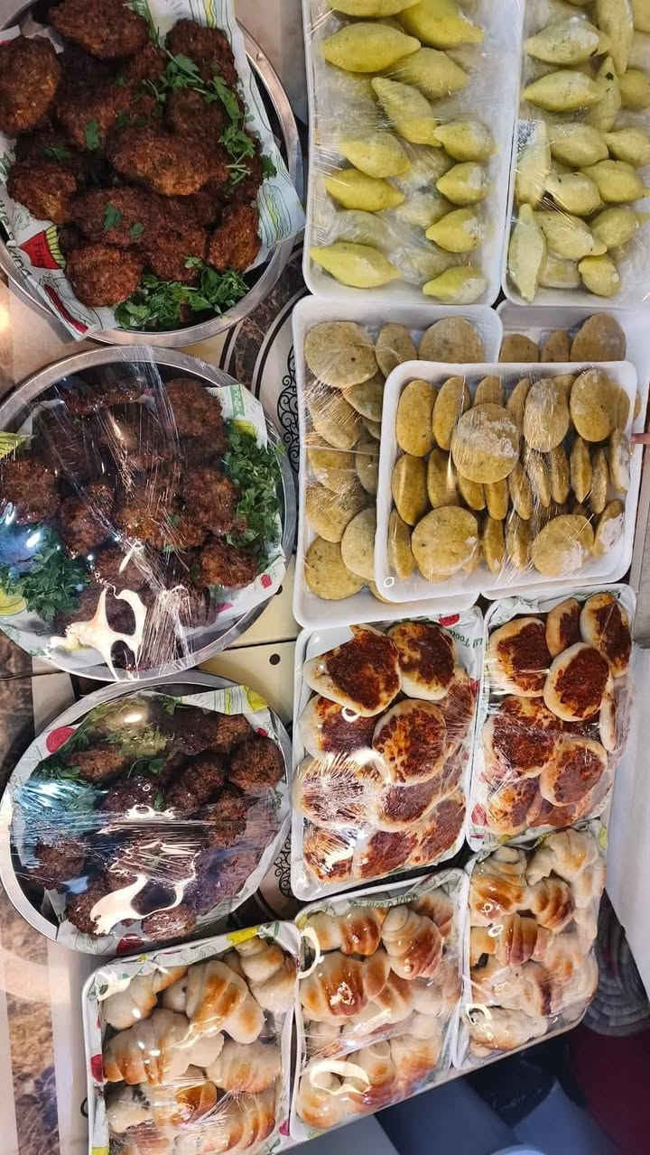 سلام عليكم عيني 
شتغل حسب طلب الزبون ولي تحب تحجز راسلو صفحه او واتساب ***********
برياني جدر لوسط 15ولكبير 25
جدر دولمه الكبير 25ولوسط 15
جدر مقلوبه جدر لوسط 15ولكبير 25
نواع الكبب 40قطعه ب 20الف 
كيك جاي القالب 9وكليجه 10جوز وتمر وحلقوم 
مني بيزه 500القطعه 
طرشي محشه 5الكيلو 
طرشانه جدر لوسط 15
كباب عروك الكيلو 12الف 
بيزه الكبير 12الف ولوسط 8
الحجز قبل يوم  عيني 
يوجد خدمة توصيل مناطق بغداد داخل 3وخارج المنطقه 5
