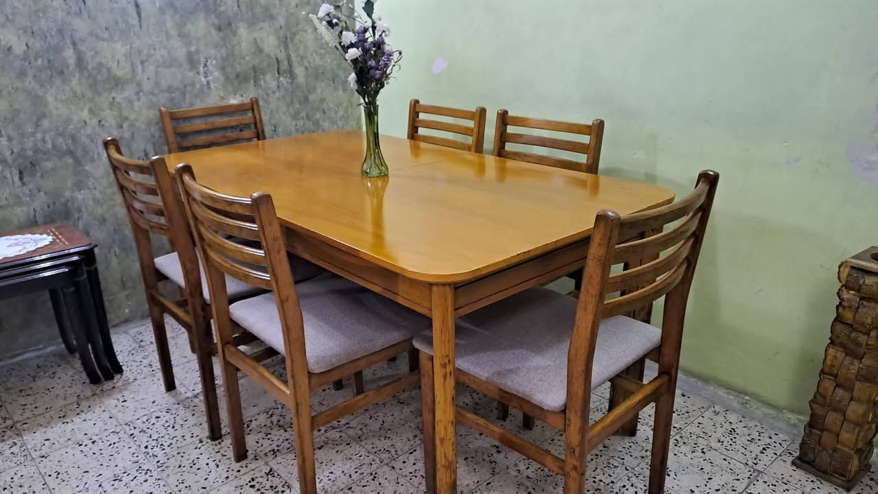 ميز طعام ٦ كراسي خشب زان الاصلي يتكبر ويصغر نظيف جدا جدا استخدام قليل الاتصال *********** توجد خدمة توصيل
