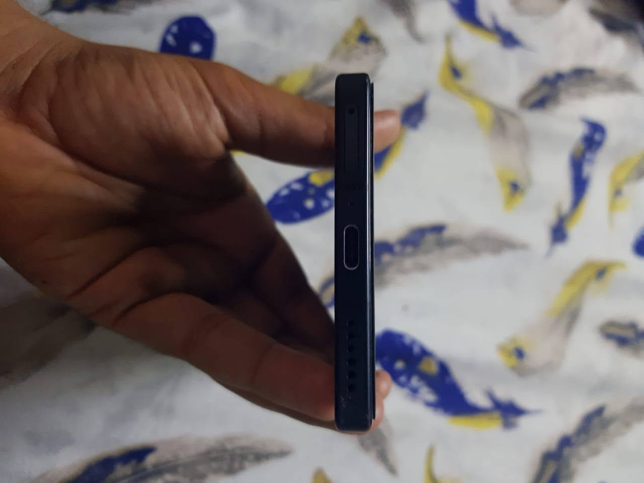 infinix 50 pro
* المقاس: 6.78 إنش بدقة 1080×2436 بكسل (FHD+).
* التردد: معدل تحديث سريع جداً يصل إلى 144Hz.
* السطوع: يصل حتى 1300 شمعة (ذروة السطوع).
* التصميم: إطار من الألمنيوم مع إضاءة RGB خلفية للإشعارات.
* المقاومة: مقاوم للغبار ورذاذ الماء بمعيار IP64. [2, 3, 4] 

* المعالج: MediaTek Helio G100 Ultimate (بدقة تصنيع 6 نانومتر).
* الذاكرة العشوائية (RAM): 16 جيجابايت.
* ذاكرة التخزين: 256 جيجابايت من نوع UFS 2.2.
* نظام التشغيل: Android 15 مع واجهة XOS 15. [2, 3, 5] 

## 📸 الكاميرات الاحترافية

* الكاميرا الخلفية (المزدوجة):
* الأساسية: بدقة 50 ميجابكسل بفتحة عدسة f/1.9 وتدعم المثبت البصري OIS.
   * الزاوية الواسعة: بدقة 8 ميجابكسل. [3, 6, 7] 
* الكاميرا الأمامية: بدقة 32 ميجابكسل لصور السيلفي. [2] 
* تصوير الفيديو: تدعم الكاميرا الخلفية دقة تصل إلى 1440p (2K) بمعدل 30 إطاراً في الثانية. [3] 

## 🔋 البطارية والشحن

* السعة: 5200 مللي أمبير.
* الشحن السلكي: سريع جداً بقدرة 90 واط (يشحن 100% في حوالي 38 دقيقة).
* الشحن اللاسلكي: يدعم الشحن   

## 🔊 الصوت والمستشعرات

* الصوت: سماعات ستيريو مزدوجة مضبوطة بنظام صوت من JBL.
* البصمة: مدمجة أسفل الشاشة (بصرية).
*  ،ومستشعر لقياس نبضات القلب ونسبة الأكسجين في الدم

قبل شهر ماخذة ب375 الف
رايدة ب 250 مكان بغداد الدورة 
***********
