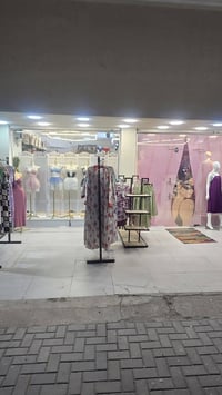 محل لانجري • بضاعة • موقع مميز