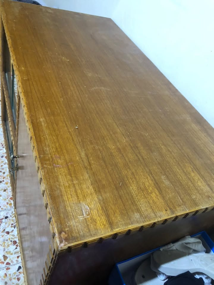 للبيع بوفيه. تفصال نضيفه بس صدع بسيط بيها.  خشب قوي.   قياس. الطول 120 رتفاع 90 نزال 60 سعر ب70 مكان الاصمعي. الجديد.  رقم ***********
