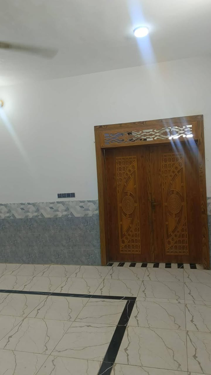 ***********
الدار للبيع المساحه 500م
بناء درجه اولى خمس غرف نوم استقبال و صاله بناء 250 و 250 حديقه صب كونكريت أساس و سكف 
ماء كهرباء تبليط لباب المنزل 

عنوان ـــــ البيت / نجف شارع كربلاء طريق يا علي عمود 155 يبعد عن شارع كربلاء الرئيسي 150م

السعر 100 وبي مجاال
