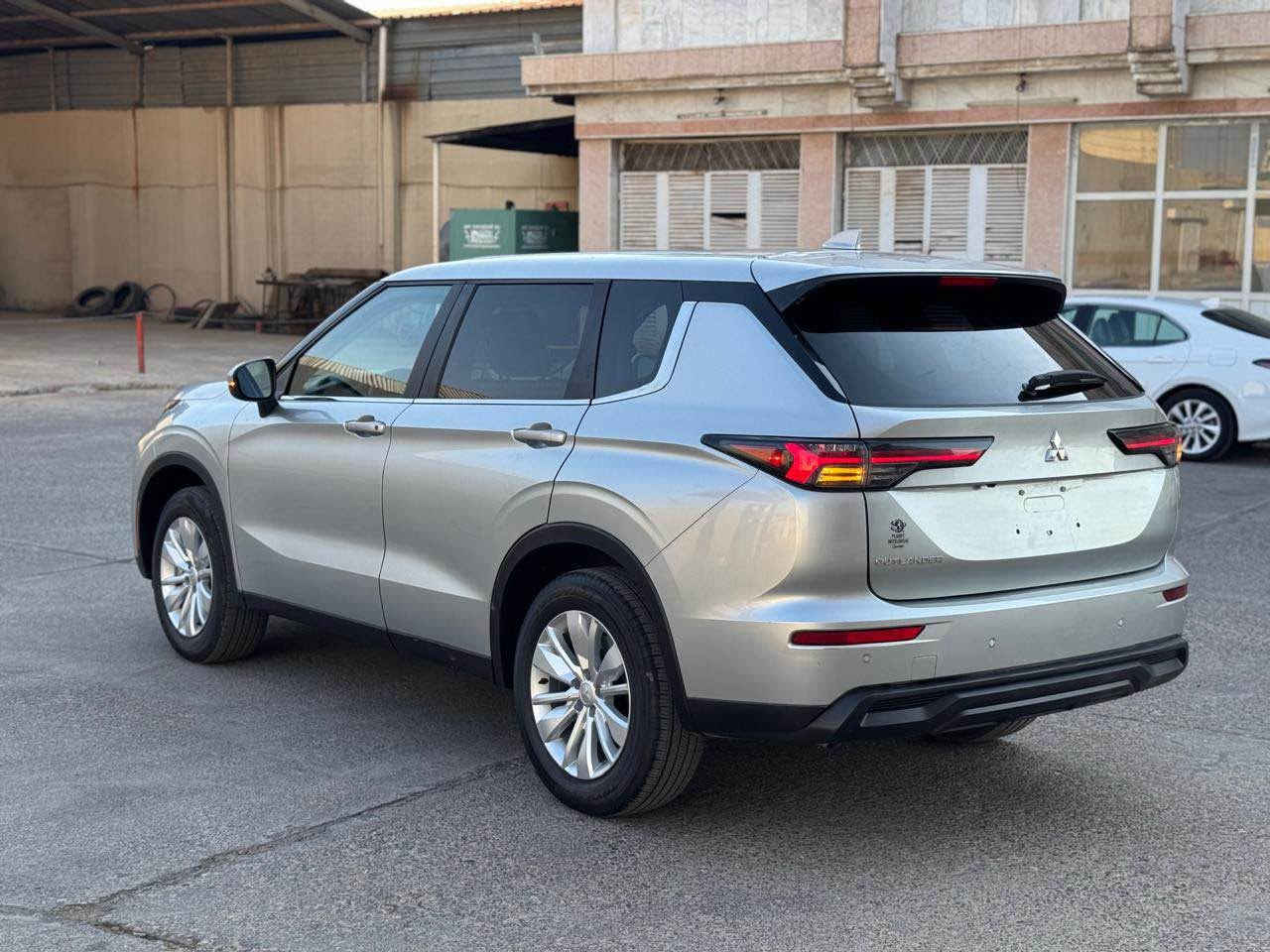 Mitsubeshi outlander 2025 s awd

سيارة زيرووو فقط ماشية ٩٥ ميل 👌 
ثلاث قطع و نص صبغ 
دبل اكسن و 7 راكب و شاشة كبير و كشنات هيتر
شرط ترقيم اربيل دهوك سليمانية

سعر 🔥 159 ورقة و مجال
مكان عقرة "ئاكرئ"
واتس اب و كورك *********** اكر, نينوى
