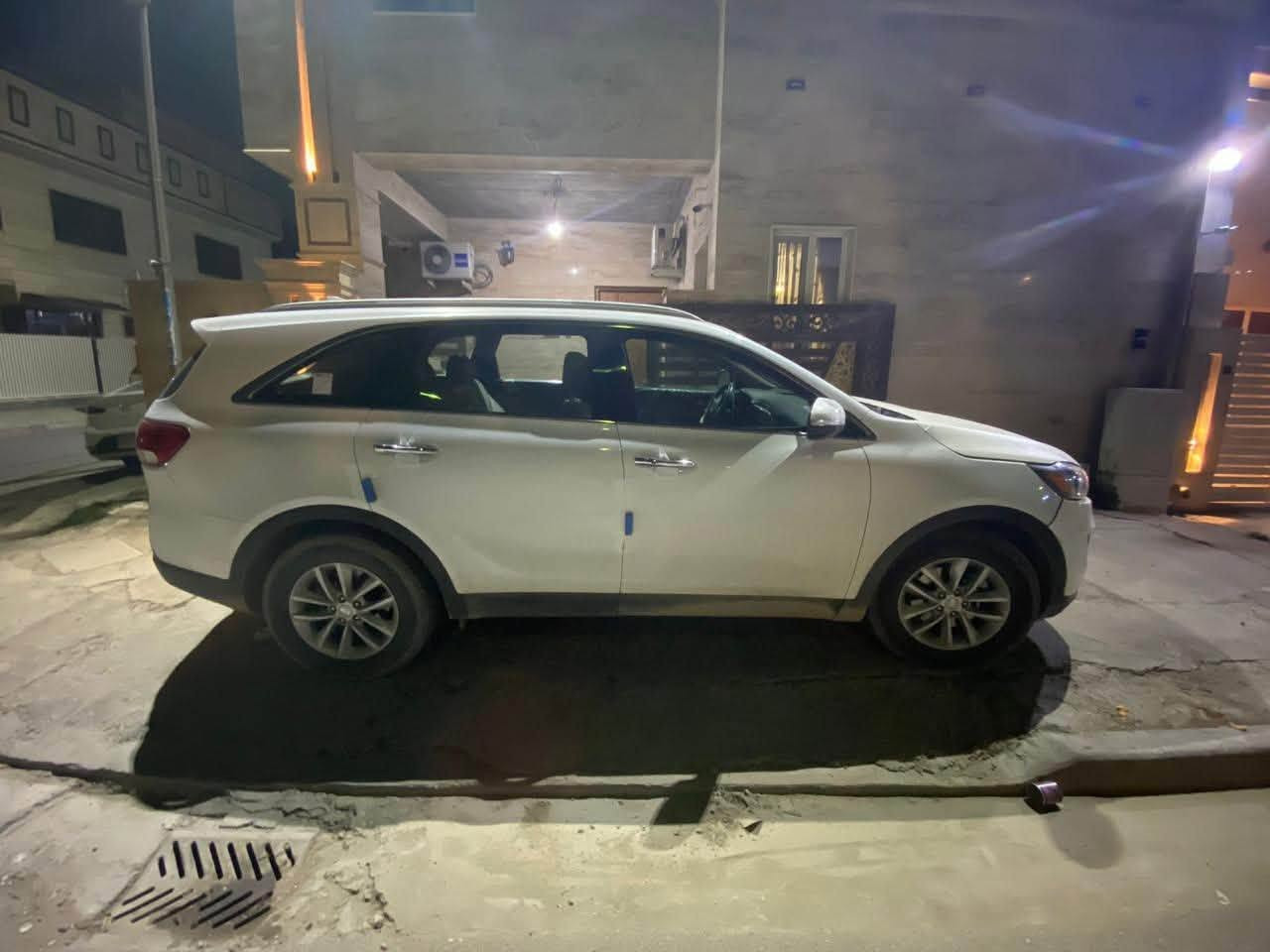 السلام عليكم 
سورنتو أمريكي موديل ٢٠١٧  رقم بغداد لون ابيض ٧ راكب محرك 2500 GDI بدون ايرباك ماشيه 84 الف مايل فول مواصفات عدا الفتحة
 بصمة 
شاشة كاربلي
تبريد منفصل جهتين
حساسات خلفية 
كشن كهرباء 
كامرة دوارة  
شاشة اعطال
مكان سيارة بغداد زيونه 
***********
