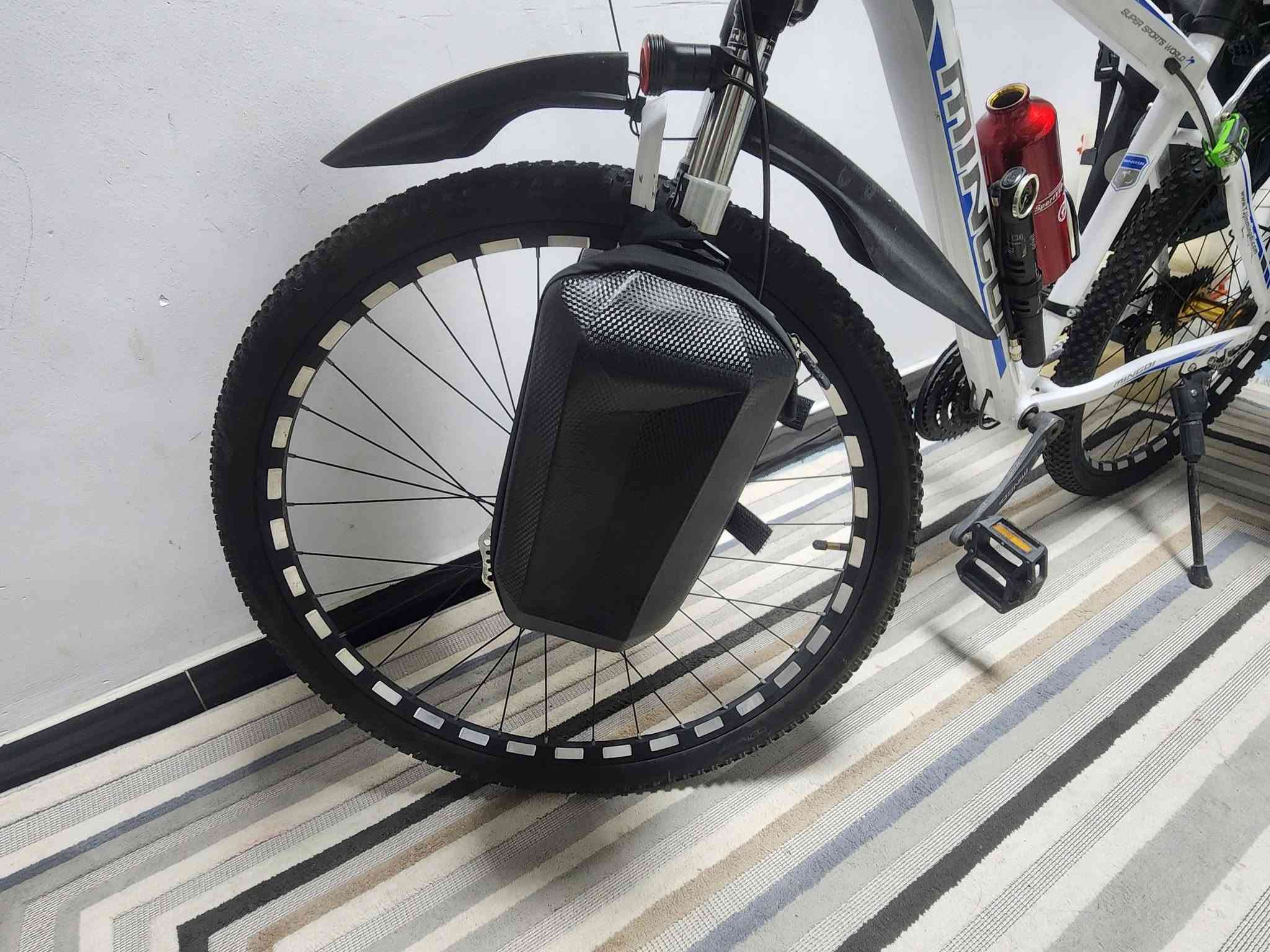 🚲 دراجة هوائية MTB للبيع
🔹 الشركة: MINGOI
🔹 النوع: Mountain Bike / جبلي
🔹 المقاس: 26 إنچ
🔹 فرامل ديسك أمامي وخلفي
🔹 گيارات متعددة
🔹 مساعد أمامي
🔹 إطارات CST MTB
🔹 الدراجة مجهزة بشنط سفر أمامية وخلفية + حامل أغراض
🔹 وياها خوذة
🔹 الحالة: جيدة وجاهزة للاستخدام
💰 السعر: 350,000 دينار عراقي
📍 المكان: كربلاء
الرقم ***********
