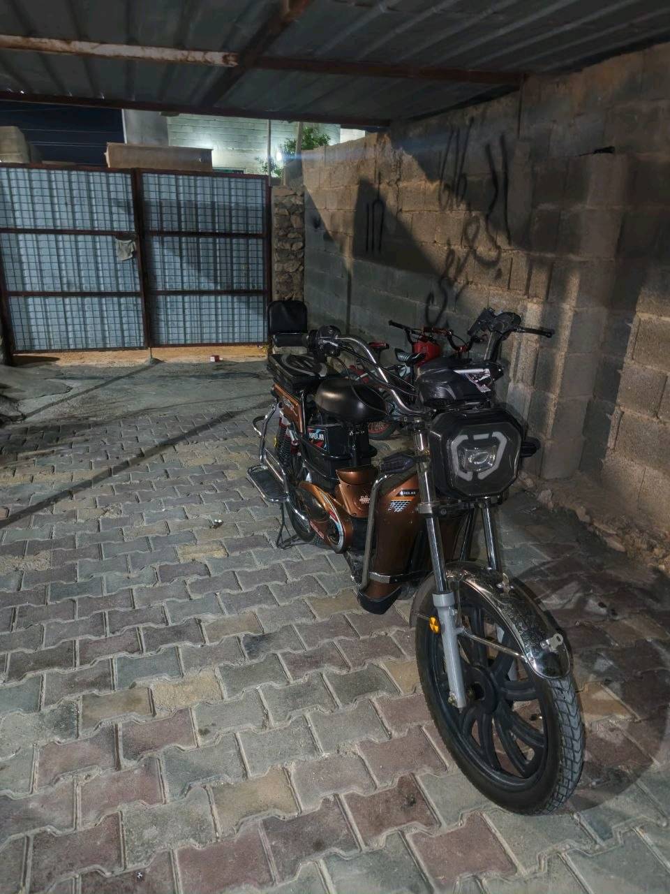 حجم 20جبلي 5 بطاريات 16امبير الاصلي ونلي ختم شركة 2026 ملف 1500واط وعقل 60v فول مواصفات لايت عالي ناصي نشرة دبل إشارة وبي بك رجوع للخلف اربع سرع السرعة الحقيقي 65عل ويز فقط بي حادث خفيف ماطور مال حمل وشغل سعر 350الف وبي مجال عنوان سبحاني قرب ساحة الغاز قرب متوسطة حديثة للبنين الي صايرة مقابل ساحة مرشد
