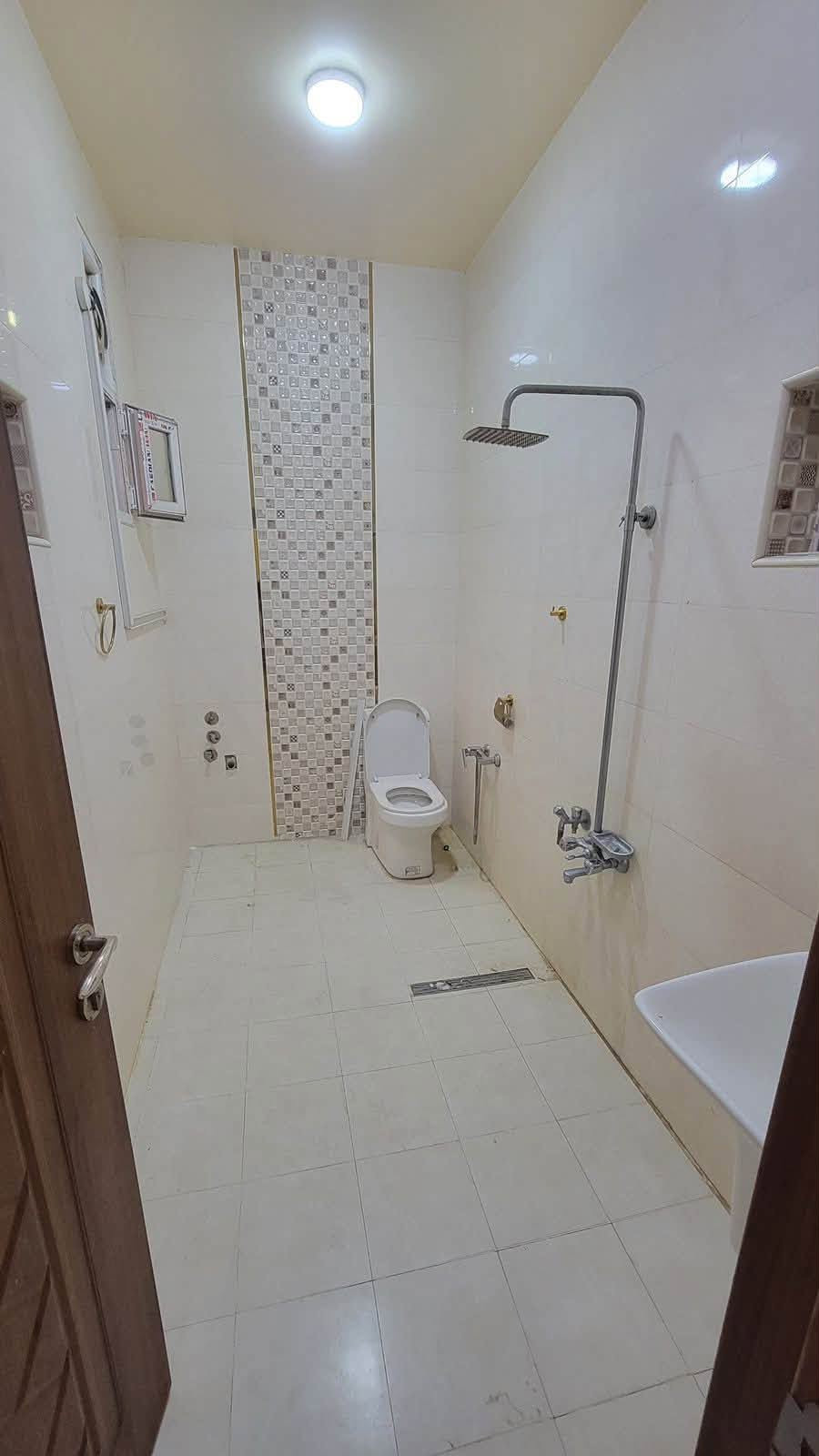 🏠 للإيجار في السيدية | مساحة 125م²
✨ مشتمل طابق أول فوق الأرضي | نظيف جداً | معزول عزل تام

يتكون من:
🛏️ غرفتين نوم
🛋️ صالة
🍳 مطبخ
🚿 خدمات
🌤️ مناور عدد 2
🏡 سطح
بدل ايجار💰💰 الف💵💵
📞 للاستفسار والتواصل: ***********
📲 متوفر واتساب

🏢 مكتب قمر للوساطة العقارية
📍 العنوان: مدخل شارع الآمن

🔑 تتوفر لدينا كافة عروض الإيجار والبيع في منطقة السيدية
💰 وبحسب كافة الميزانيات

نص مكتوب في الصور:
- شركة قمر للوساطة العقارية