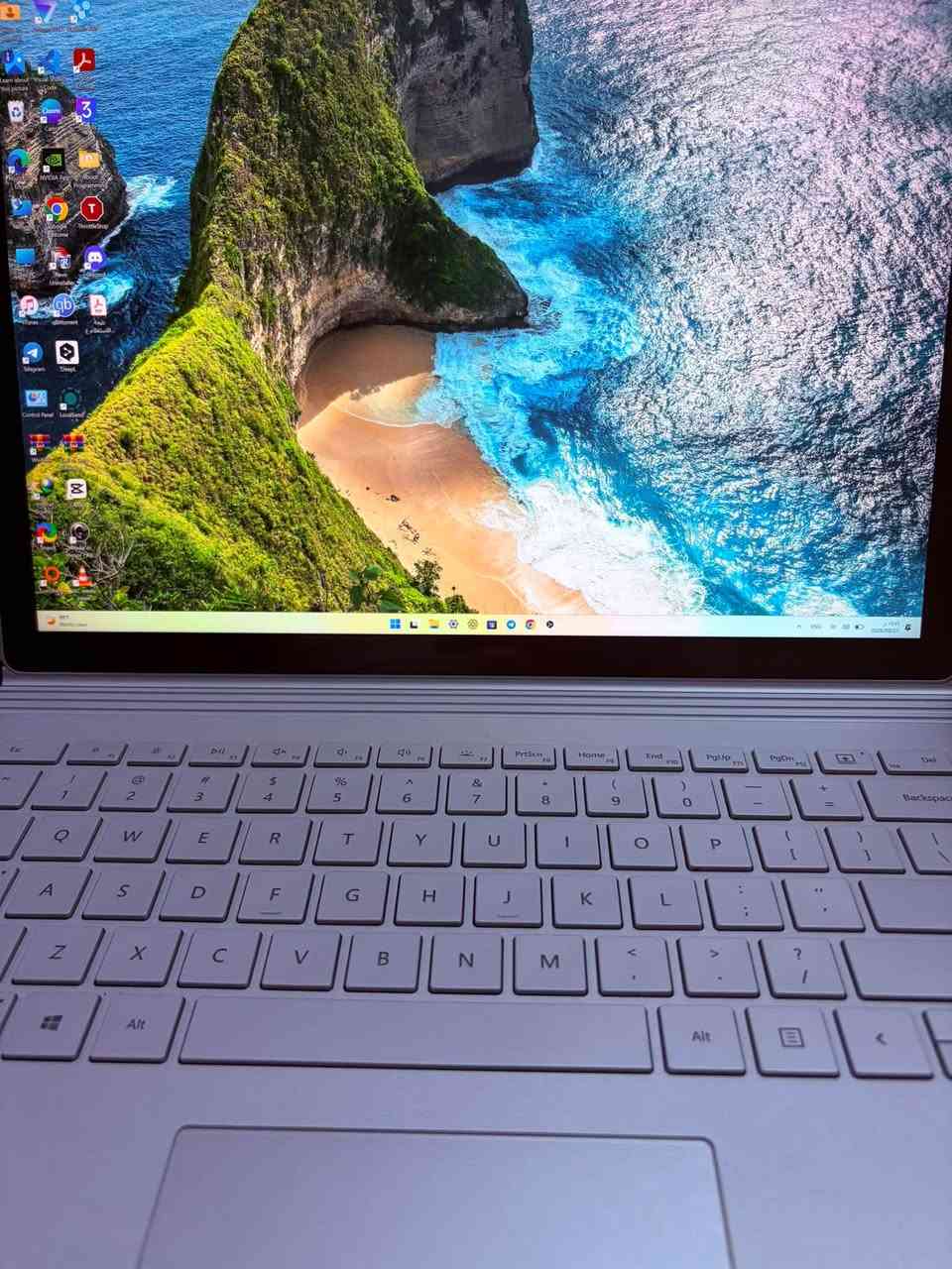 السلام عليكم

لابتوب Microsoft Surface Book 2 للبيع السلام عليكم

المواصفات:

المعالج: Intel Core i7-8650U
كارت الشاشة: Nvidia GeForce GTX 1050 2GB
الرام: 16GB
التخزين: 512GB M.2
نظافة الجهاز 94%
الجهاز راقي بمعنى الكلمة و بل خصوص شاشات Microsoft يعني تعقيم بصري الشاشة منفصله و متصله لمس
 السعر:650 ألف

للتواصل:*********** واتساب
