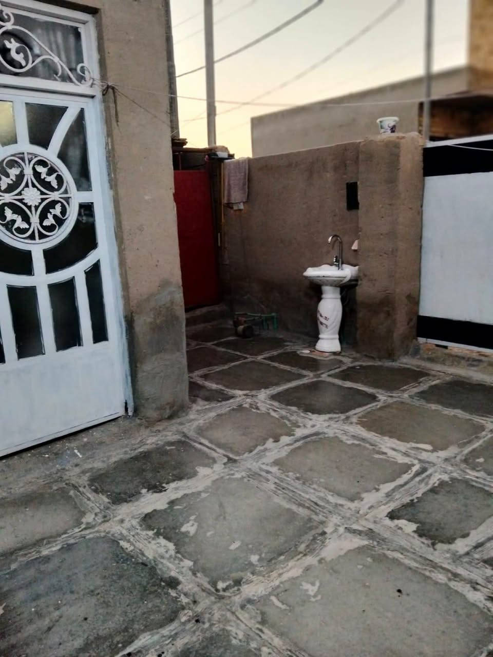 🏠 للبيع دار سكني في موقع مميز – حي الجامعة
🎓 الموقع: قريبة من الجامعة، حوالي 10 دقائق مشيًا

دار سكني مرتبة وجاهزة للسكن، تقع في حي الجامعة – شارع حيدر بن حجي هندي، بموقع هادئ ومميز وقريب من الخدمات والمدارس.

📐 المساحة: 150 م²
الواجهة : 7.5م × النزال 20م.
📜 السند: 25
🏗️ نوع البناء: أساس طابوق، بناء بلوك، إعكادة
🚰 الخدمات: متوفرة
السعر : 50 وبي مجال للشراي 

تتكون الدار من:
• صالة
• مطبخ
• استقبال
• غرفة
• صحيات

✨ الدار مرتبة وجاهزة للسكن ومناسبة للعائلة، وموقعها ممتاز لقربها من الجامعة والخدمات.
 #للاستفسار 
او مراسله الصفحة أو واتساب او الاتصال ع الأرقام التأليه 
   ***********
https://wa.me/message/54I3LYHRG7YFG1
#العفلوگي_للعقار_اكبر_بيج_عقارات_في_الديوانية
#بيت #دار #عقار #ارض #الديوانية
