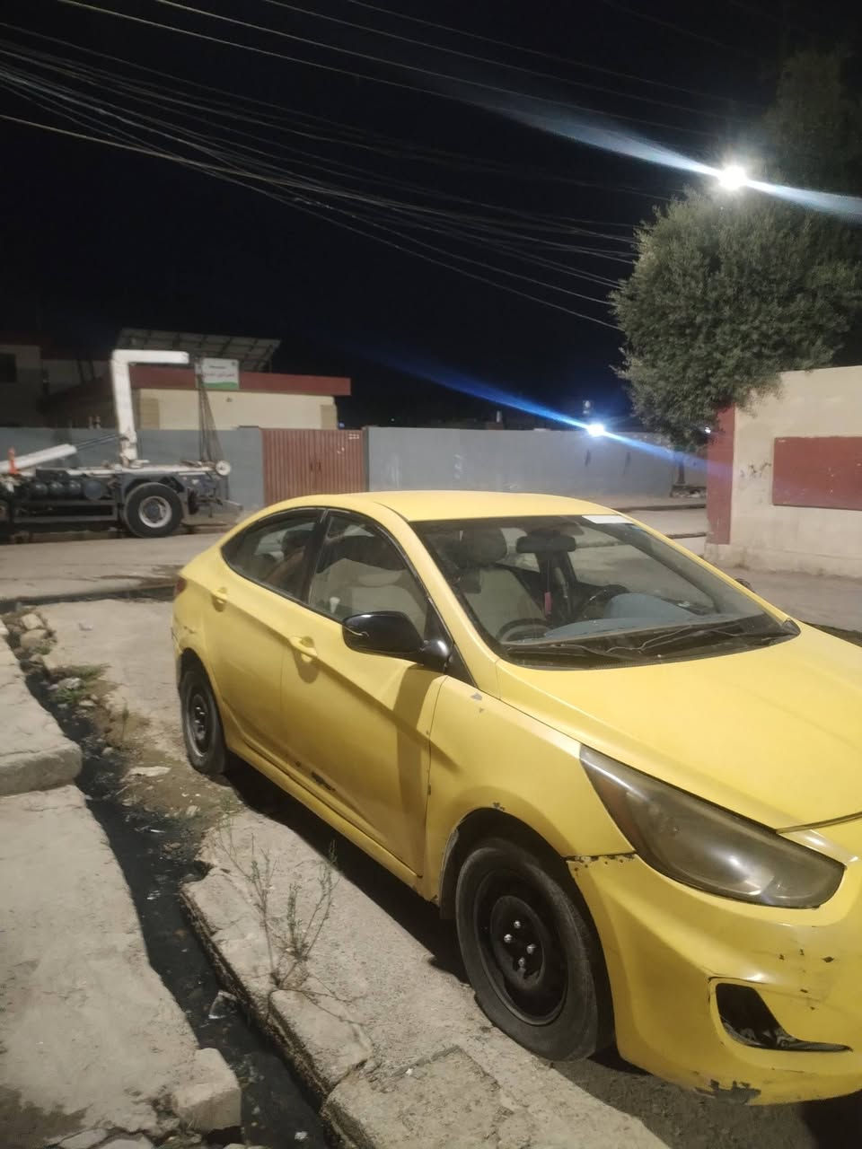 السلام عليكم سياره اكسنت للبيع موديل ٢٠١٢ مكينه كير شرط رقم نينوى مسطر شرط الوكاله والتحويل كاربون بانزين بيها تبريد ثلج قفل مركزي سياره منضوم غاز بيها
