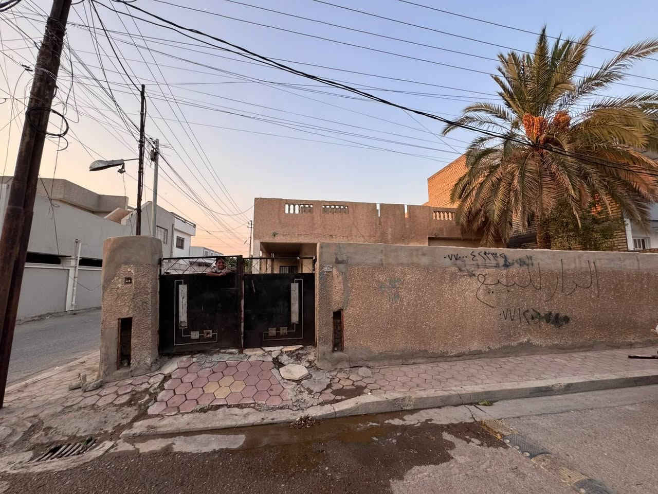 بيت طابو للبيع مساحته ٣١٥ ركن مكانه بغداد المدائن في الجمعيه قرب المحكمه للاستفسار ***********

