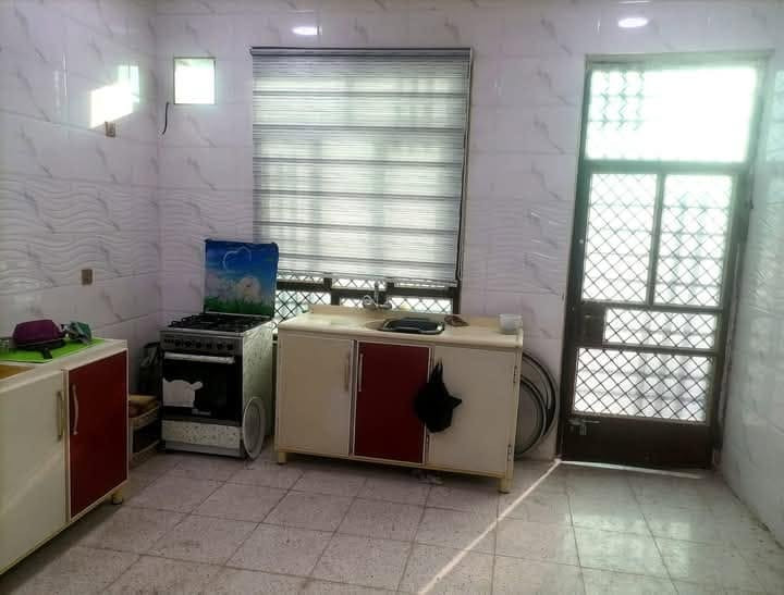 بسم الله... بيت للبيع في منطقة حي الصفا  قبل حولي المحمودية خلف محطة وقود الصفا المساحة ٣٠٠ م بناء حديث ٢٠٢٤ واجهة ١٥ م ونزال ٢٠ م زراعي سند ٢٥ طابق واحد يحتوي على استقبال + غرفتين نوم +صالة +مطبخ وحمام داخلي وصحيات خارجية + مساحة جانبية ٥٥ م ترهم حديقه او مشتمل بالإضافة إلى كراج خدمات كامله من ماء وكهرباء وتبليط السعر ١١٠ مليون وبيه مجال  رقم التلفون ***********
