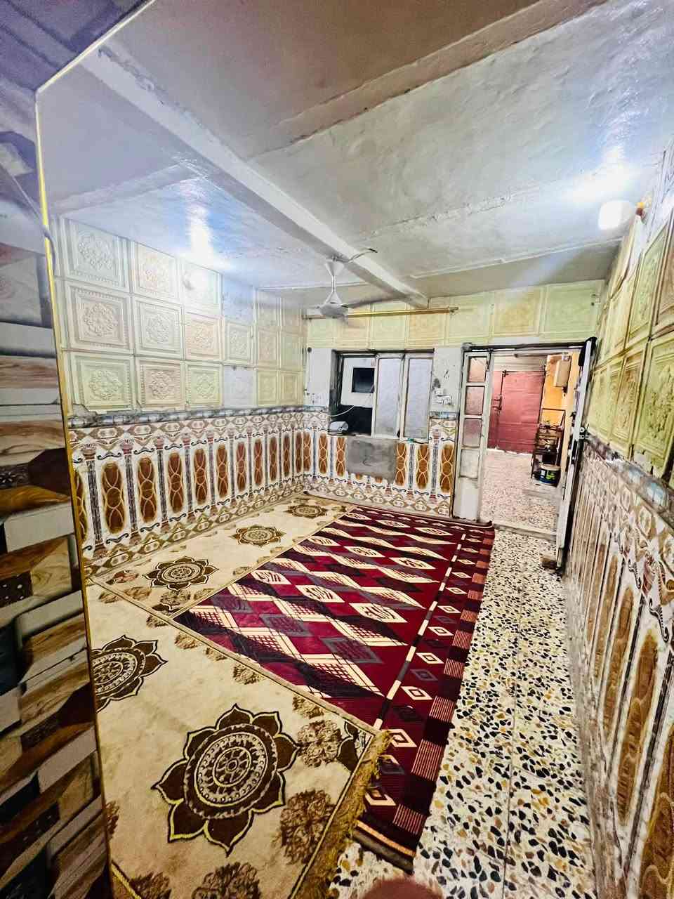 سلام عليكم 
 نص قطعة لبيع  بغداد مدينه الصدر قطاع ٧٥ ثاني بيت على الساحة قريب على شارع ٦٠مساحة ٧٢ متر شرك البيت عكاده كاعد بيهة مئجر تريد تبقيهة مئجره تريد فتره من زمن تغليهة من اليجار للاستفسار ***********
