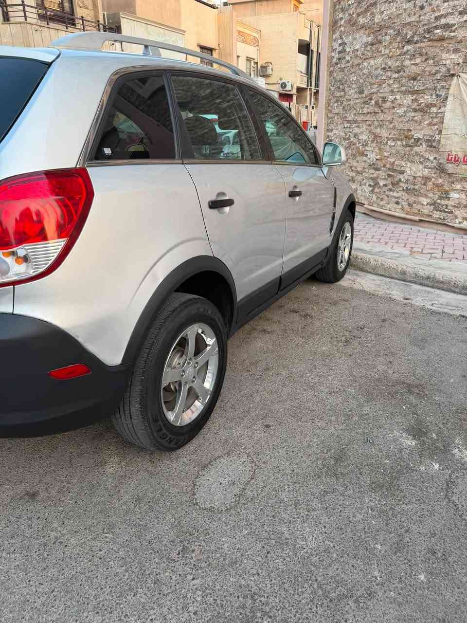 كابتيفيا 2012 وارد امريكي بغداد رقم انكليزي 
مكينه 2400 
ماشيه 170 الف  
حادثها راس الجاملغ الامامي واني صبغت البنيد والجاملغ لان شغلها موحلو والباقي بيها جراد بابين قليل موضح بالفديو كير محرك تبريد ثلج كهربائيات كلها جاهزه مري تحكم صندوك كهربائي كشن السايق كهربائي مكان السيارة بغداد ساحة النسور 
السعر 93 $ وبيها مجال
***********
