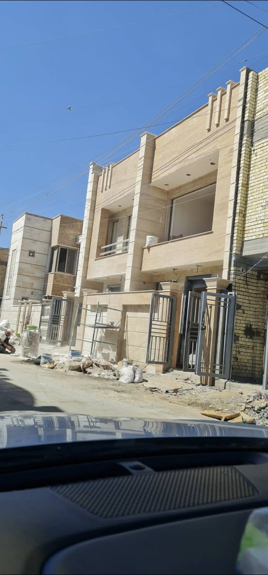 مشتمل ٥٠ متر واجه ٥  ونزال ١٠  للبيع في بغداد حي الجهاد الديوان شارع الشارقة بناء حديث مستخدم قليل بناء ٢٠٢٣ مسكون كلش قليل فقط بلعطل من كل سنة داخل وخارج مرمر البيت مدخلين الطابق الارضي استقبال وصالة ومنور وحمام طابقين ونصف سطحين ثلاث غرف نوم شغل درجة اولى من كهرباء وماء ومجاري
***********
