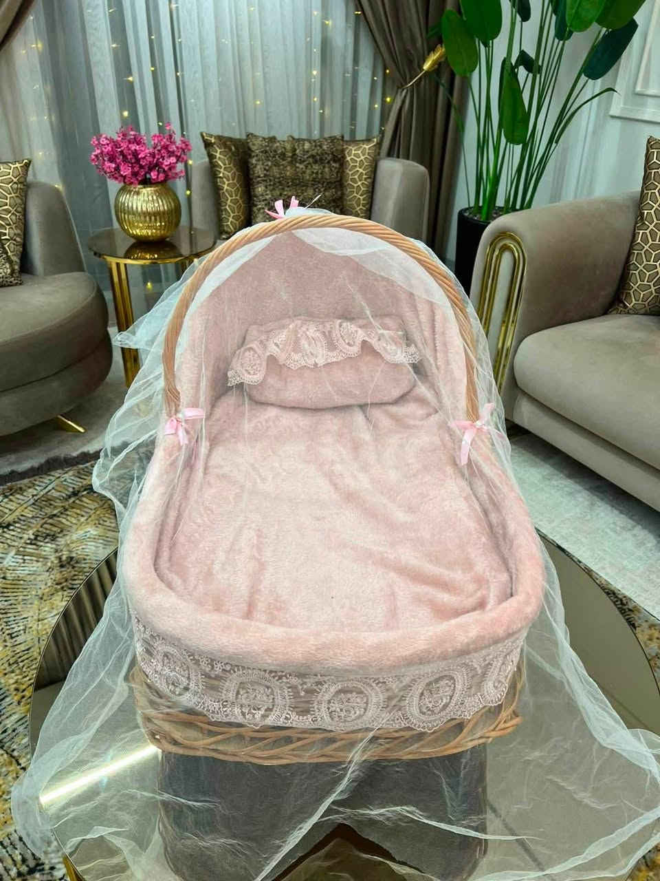 ‎کاریکۆت منداڵ بۆ فرۆشتن
‎بەکار نەهاتوە  زۆر جوان و کەشخەیە 
‎ڕائەژەنریت   
‎سیتیـ( دۆ شە ک و سەرین و پەردە کولەی )لەگەڵدایە 
‎  بۆ دیاریش ئەتوانن بیبەن زۆر بێ عەیبە
‎نرخی (45  هەزار) و کەمیک مەعامەلە 
‎شوێن _سلیمانی
‎***********
