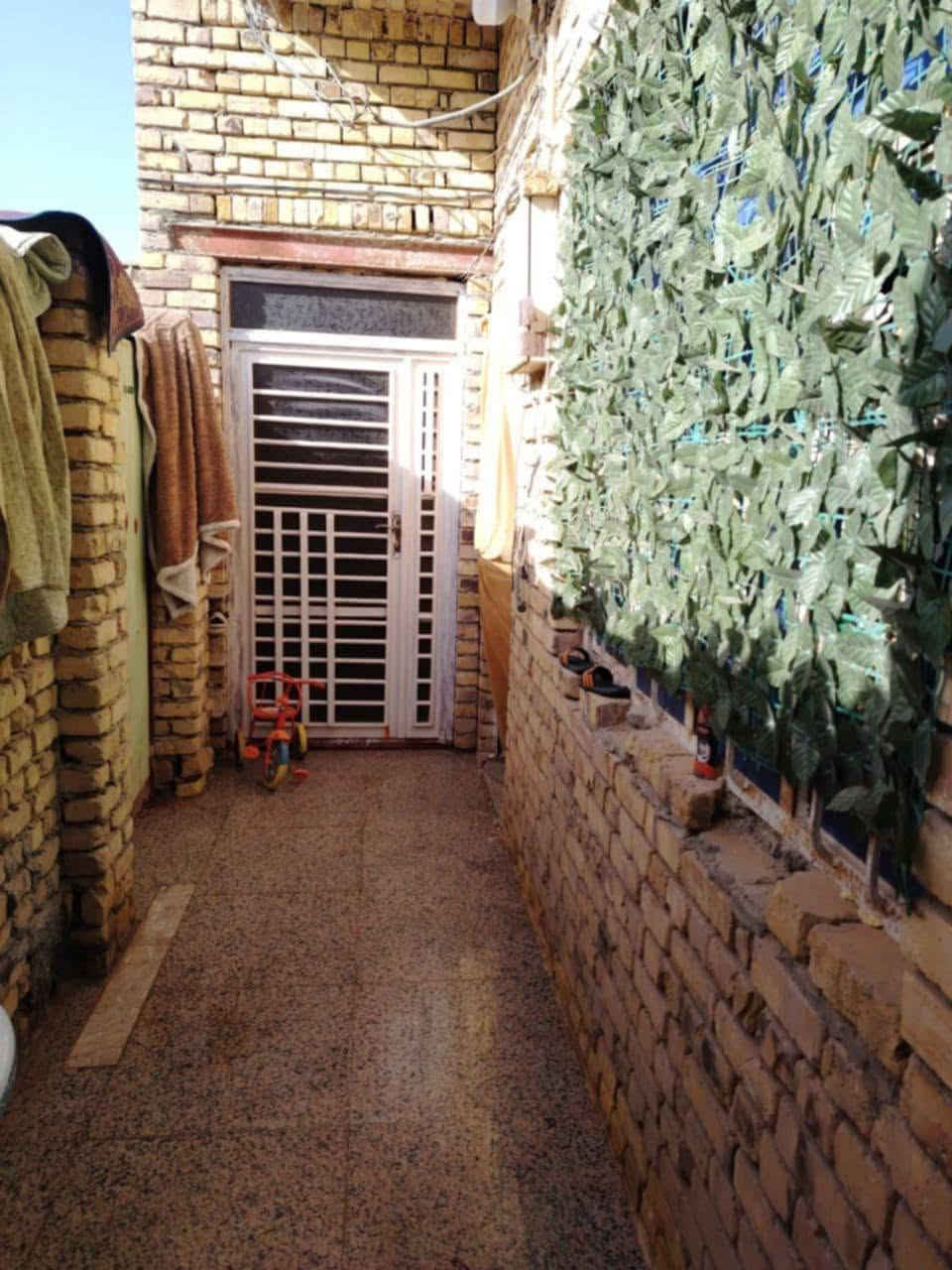 السلام عليكم بيت للبيع مساحه 100متر  غرفه وصاله وديوانيه وحمام داخلي ومنور ومطبخ كامل من كلشي ماي كهرباء مجاري  السعر 60وبي مجال العنوان بخنيطله
