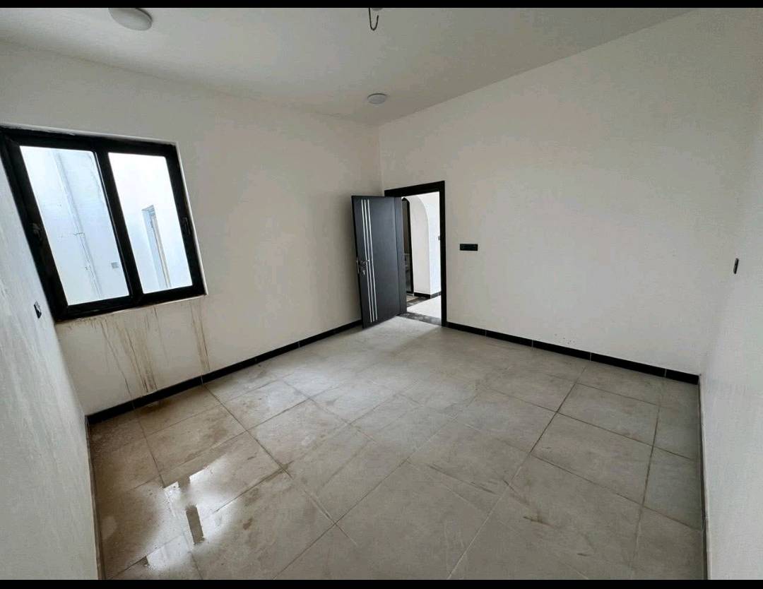 🏡 بيت للبيع في مجمع النخيل – موقع مميز واستثماري

📍 الموقع: مجمع النخيل

✨ مواصفات العقار:
▪️ مساحة البيت: 150 م²
▪️ الأبعاد: 12.5 × 12.5 متر
▪️ طابقان
▪️ 3 غرف نوم: غرفة في الطابق الأرضي وغرفتين في الطابق العلوي
▪️ غرفة سويت
▪️ ثلاث حمامات
▪️ حديقة داخلية
▪️ شارع أمامي 20 متر تجاري
▪️ شارع خلفي بعرض 15 متر

📅 موعد التسليم:
يُسلَّم البيت من قبل الشركة نهاية عام 2026.

✅ مناسب للسكن العائلي
✅ مناسب للاستثمار
✅ موقع تجاري مميز
✅ شوارع واسعة من الأمام والخلف

السعر الكلي
148ملبون 
واصل 30 مليون للشركة
تطلوعه 25 مليون
مع المجال