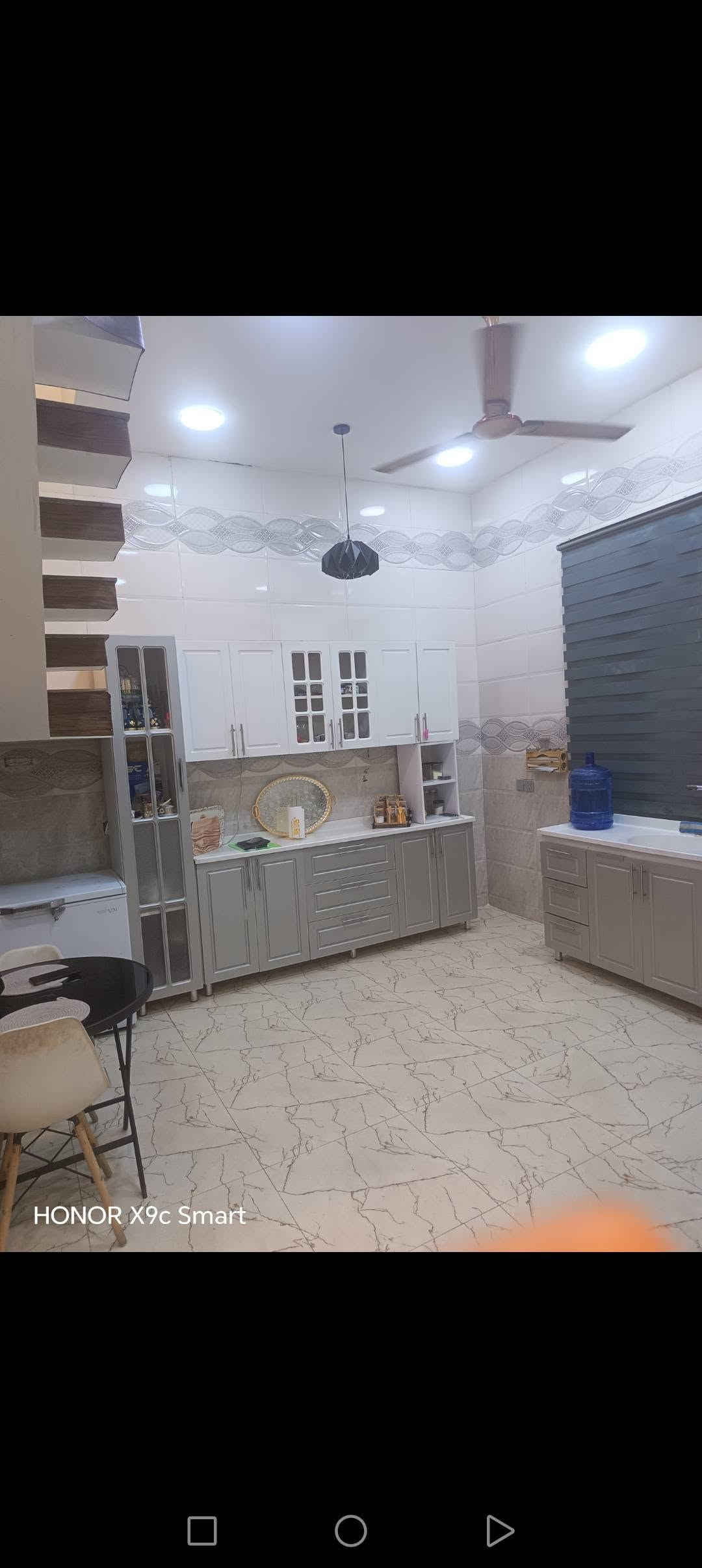 مشتمل للبيع مساحة /٥٠متر /واجهة  ٨ /يحتوي على ٢غرف نوم وصالة ومطبخ وخدمات بيت نظيف جدا موقع ممتاز /ظباط شهداء بياع  الاستفسار على هذا الرقم ***********السعر مناسب

نص مكتوب في الصور:
- HONOR X9c Smart