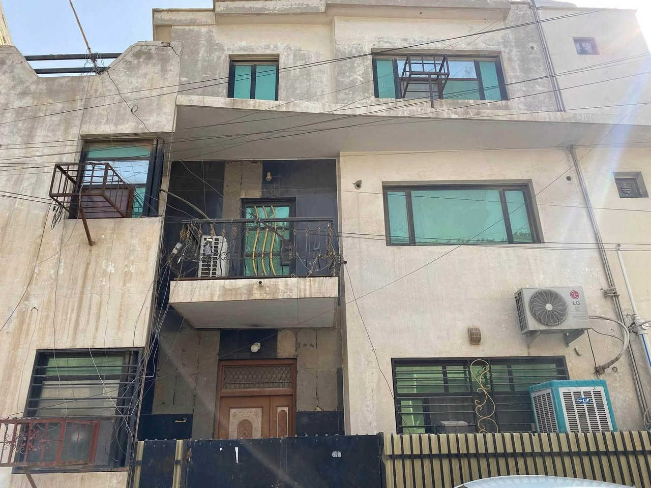 بيت للبيع الغدير محلة 706 مساحة 68 متر واجهة 10 امتار ثلاث طوابق ( هول ومطبخ وثلاث غرف نوم غرفتين سويت وثلاث حمامات ) كهرباء خصخصة للتواصل ***********

