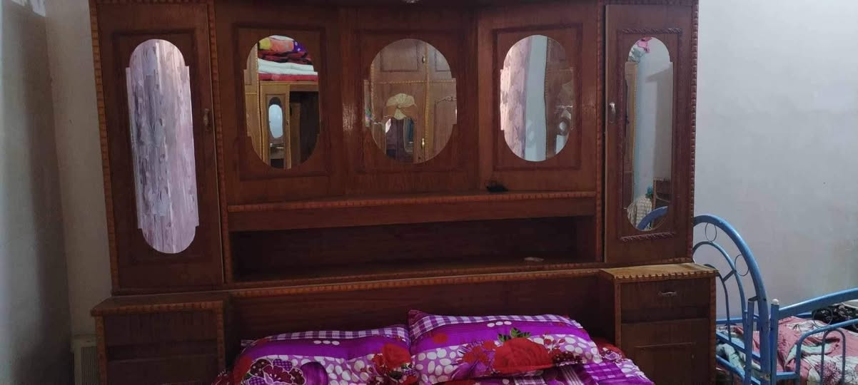 غرفه اخشاب كامله كنتور وزاويه وميز تواليت وجربايه وبحاله جيده السعر خاص رقم /*********** المكان بغداد ابو غريب
