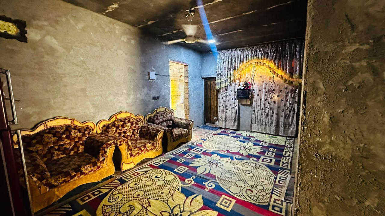 السلام عليكم بيت مساحة 115 متر بسعر مناسب جداً 13 مليون وبي مجال
بيت متكون من غرفه نوم 5×4 و صاله و مطبخ و منور وحمام داخلي و صحيات خارجيه  الأستقبال ما مبنيه البيت بناب بلوك وسقف عكاده و المطبخ سندويج الأرضيه صب الموقع الزنابره نزله الفرن البيت زراعي سند 25 

‏‪***********‬‏
