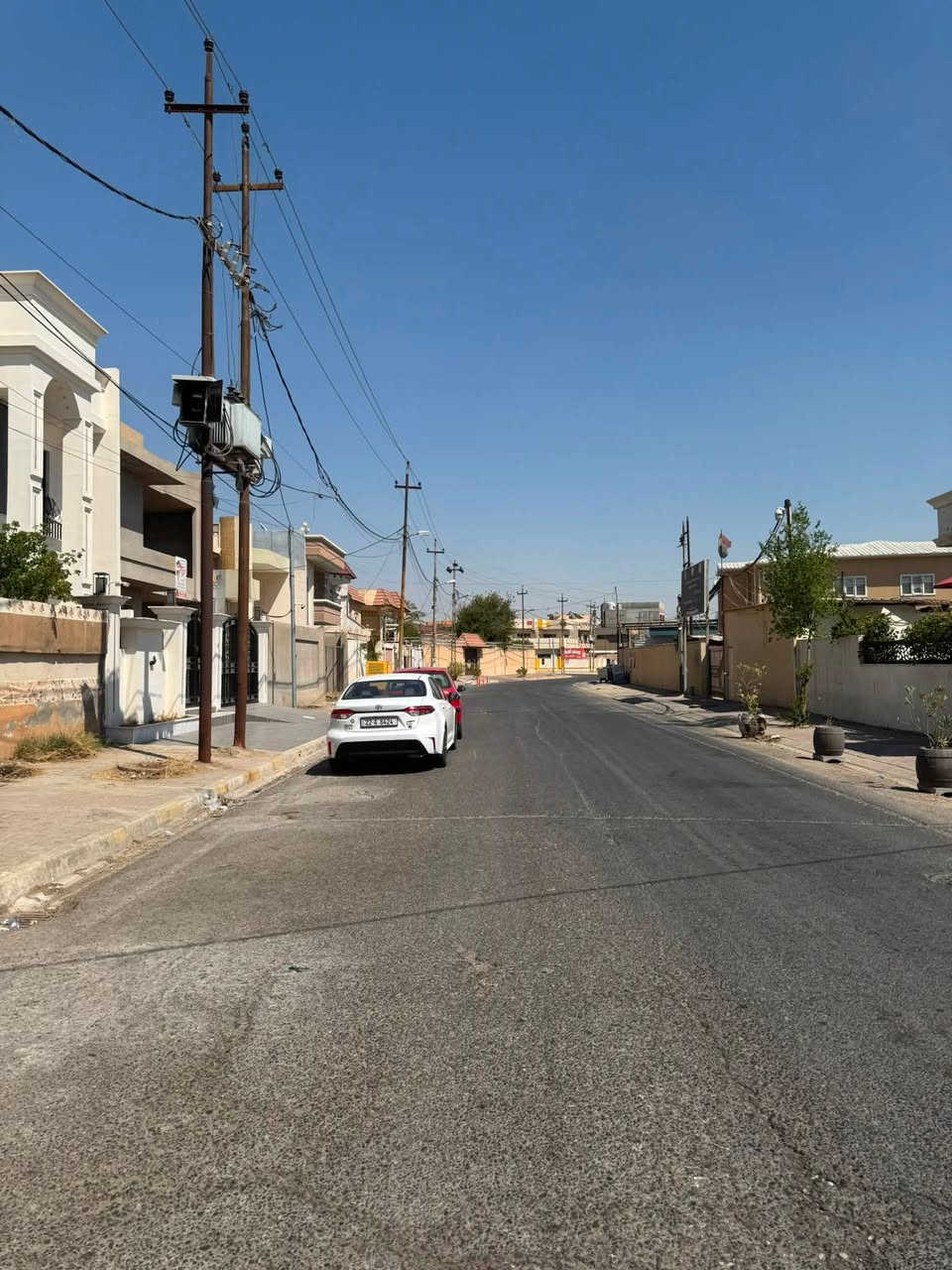 دار للبيع  موقع تجاري وسكني  بنفس الوقت في 
📍طريق بغداد مقابل باب قاعة بوليفارد شارع عريض مؤجر بوارد شهري مليون دينار  
طابو صرف 200 متر واجهة  8 م طابقين منعزل
 الطابق الاول :- مطبخ و صالون وهو وغرفتين نوم وتواليت ومخزن وكراج وحديقة يصلح تسويه محل

الطابق الثاني :-مطبخ و صالون وهو وغرفتين نوم وتواليت 

للاستفسار مراسلة خاص او الاتصال بالرقم 
*********** ☎️
***********☎️

