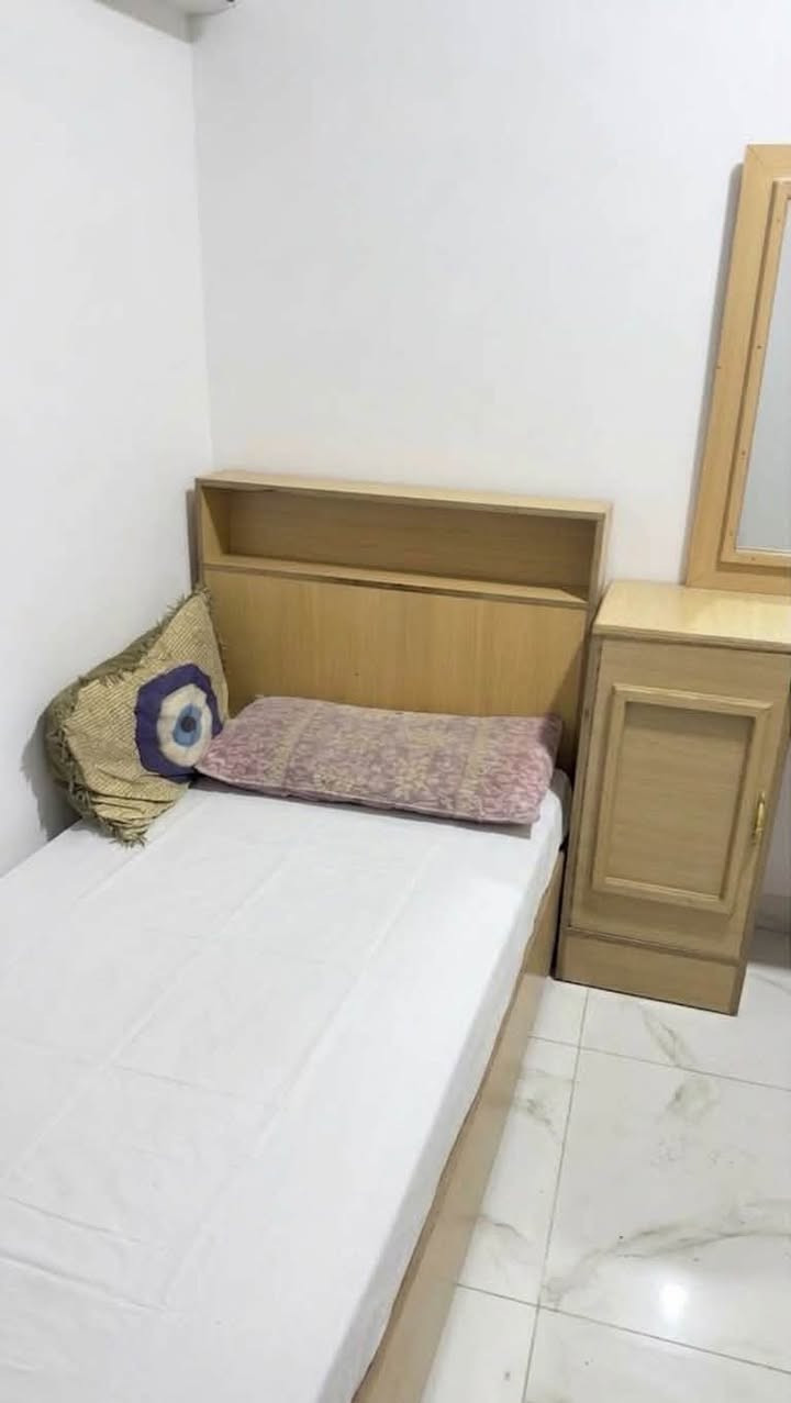للبيع غرفة كويتية نفر واحد تنصبغ ابيض اذا تحبون سعرها ٢٨٠ وبيها مجال الخشب الأصلي للأستفسار ***********
