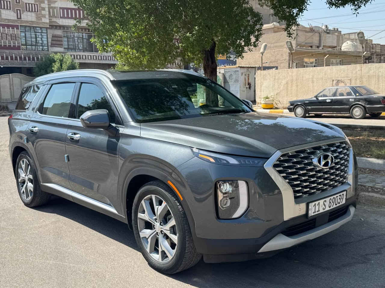باليسيد هونداي موديل 2021

رقم بغداد بأسمي تحويل مباشر

الضرر  باب خلف السايق 
محرك: 6 سلندر 3.8L

القوة:291 حصان وعزم 355Nm

الـمـواصــفــات:

●التحكم بالمناخ: نظام تكييف أوتوماتيكي ثلاثي المناطق، مع لوحة تحكم خلفية منفصلة لركاب الصف الثاني وفتحات تهوية سقفية لجميع الصفوف.

● نظام رادارات : جانبي امامي  خلفي يمنحك السيطره عند القياده

●  ميزه التوقف التلقائي في حال عدم انتباه السائق 

●  ​ناقل الحركة: يعمل بنظام الأزرار (Shift-by-Wire). 

● وضعيات القيادة: قرص دوار لاختيار وضعيات القيادة (Drive Mode) مثل (Smart, Sport, Comfort, Eco,Snow).

● ​نظام المساعدة على نزول المنحدرات (DBC): يتحكم ببريك السيارة تلقائياً عند نزول المنحدرات الشديدة لضمان الهبوط الآمن دون انزلاق

●  ​نظام المقاعد: تأتي بـ 3 صفوف من المقاعد، والصف الثاني يتميز بمقاعد منفصلة (Captain Chairs) توفر راحة أكبر وسهولة في التنقل داخل السيارة. 

● فتحة سقف

● نظام المساعدة على الخروج الآمن

● المساعدة في تجنب الاصطدام بالنقطة العمياء

● نظام الدفع الرباعي الذكي HTRAC.

● شحن لاسلكي 

● صندوق كهربائي

● الشاشة: شاشة معلومات وترفيه عريضة تعمل باللمس تدعم أنظمة Apple CarPlay و Android Auto

● إضاءة ترحيبية خارجية

● ​ميزات إضافية: تشغيل بصمة، ستائر جانبية يدوية للأبواب الخلفية، ومنافذ شحن USB متعددة.

● باقي المواصفات معروفة

السعر 235

العنوان بغداد

*********** Colombo, Sri Lanka
