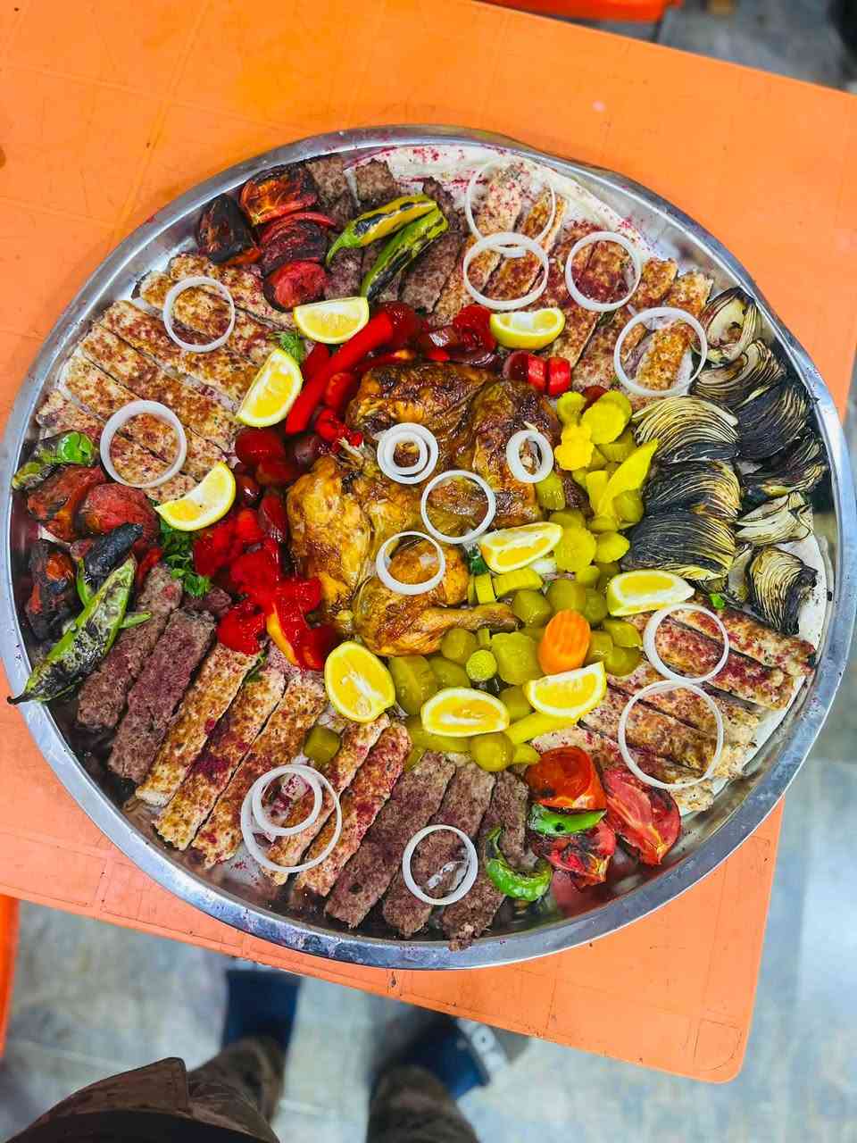 الطعم اللي يرجعك مرة ثانية. إذا تريد المشويات الأصيلة 🍗والطعم اللي يفتح النفس، تعال مشويات توم وجيري جرب الكباب الطازج والتكة لحم  والاجنحه الحامضه ودجاج والعرايس شي 🔥🔥🔥🔥ثاني طعمه ودجاج المشوي اللذيذ كله 🥙🥙🥙🥙مشوي على الفحم بطعم مميز. الموقع، بعقوبة التحرير.  دور الجاهزه مشويات توم وجيري الجودة والطعم يجتمع ان بمكان ✌🏼🔥

للحجز والاستفسار الاتصال على الرقم التالي 
***********☎️
