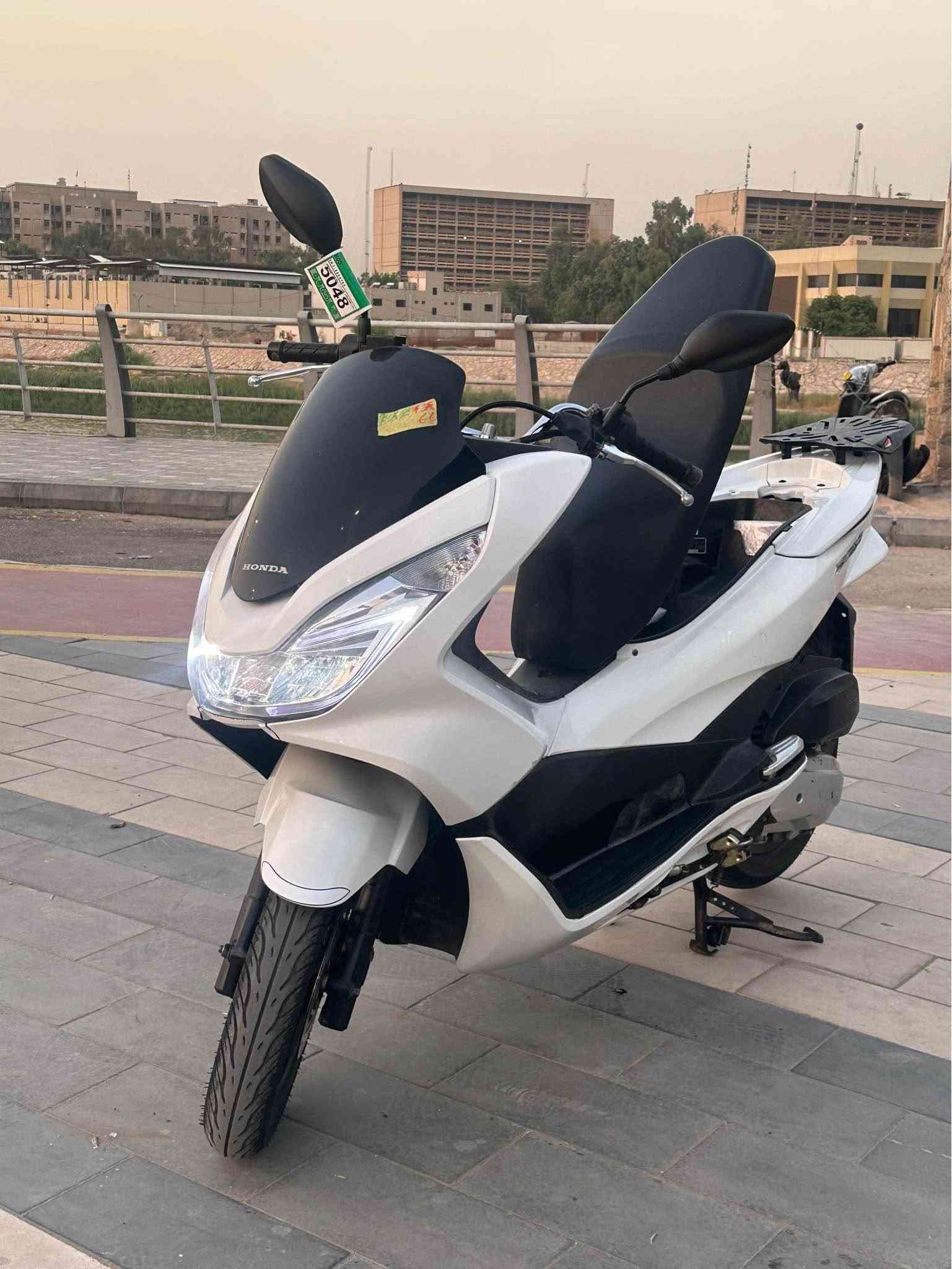 السلام عليكم للبيع دراجه pcxجيل الثانيJF  لون ابيض مديل2018 ماخذها رمبه اوراق المعرض موجوده الدراجه على ايدي حجم  مكينه150ياباني الاصلي دراجه ماشيه 18 الف جديده مال جناي 
ياباني الاصلي دراجه كامله أستان كهربائي  حساس ازدحام جديده الدراجه مكينه شلعه معدل خير من اللّٰه دراجه تكول جديده بمعنئ الكلمه واحلا من الصور مال جناي المكان بغداد دراجة مكفوله اي نقص ميحتاج
كفرها اصلي بشرط ابو السفنجات منجوه  السعر١٩٠٠.  عنواني بغداد 
اي استفسار*********** بغداد, العراق
