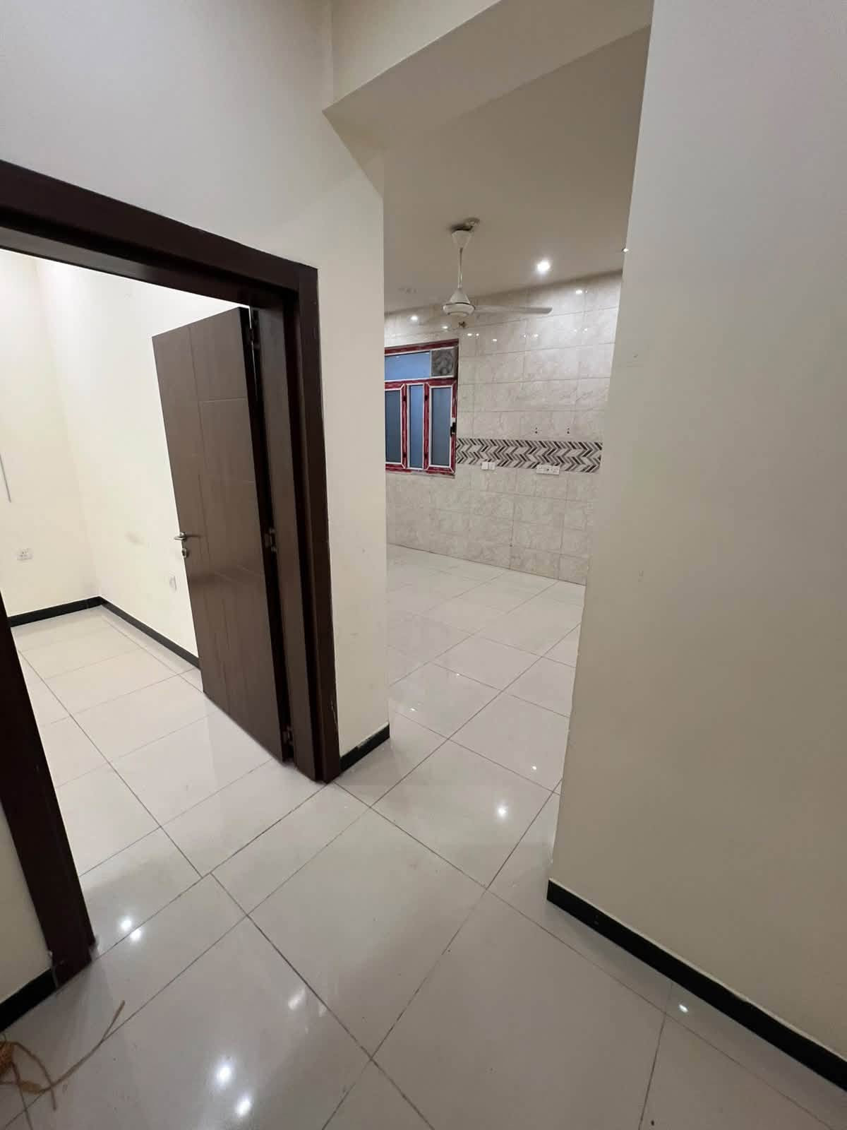 للايجار في السيدية
طابق اول فوق الارضي 150 متر معزول عزل تام
يحتوي على 3 غرف نوم وصالة ومطبخ وخدمات عدد 2 

سعر الايجار 850 الف 

للاستفسار
***********

مكتب الرواد للوساطة العقارية
