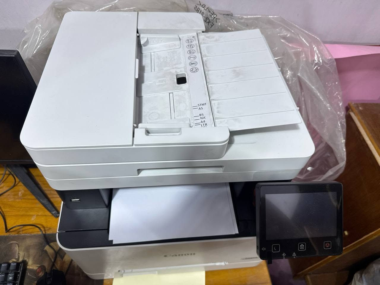 للبيع طابعه بيت استخدام قليل جدا 
Canon i-SENSYS MF657Cdw
 طابعة ليزر ملونة متعددة الوظائف. �
Canon UK +١
أهم مواصفاتها:
🖨️ النوع: ليزر ملون 4 ألوان (CMYK)
📄 الحجم: A4
🔄 الوظائف: طباعة + نسخ + سكانر + فاكس
⚡ سرعة الطباعة: حتى 21 صفحة بالدقيقة
↔️ طباعة وجهين تلقائية (Duplex)
📑 ADF: مغذي تلقائي للوثائق بسعة 50 ورقة
📥 درج الورق: حوالي 250 ورقة
📱 Wi-Fi: موجود، وتدعم الطباعة من الموبايل عبر AirPrint وMopria
🖥️ الشاشة: لمس ملونة 12.7 سم
💻 تعمل مع Windows وMac وLinux
☁️ تدعم الطباعة/السكان إلى خدمات سحابية مثل Google Drive وOneDrive وDropbox. �
Canon UK +١
ملاحظة مهمة: هذه طابعة تونر (حبر بودرة) 

السعر 450 الف 
***********
