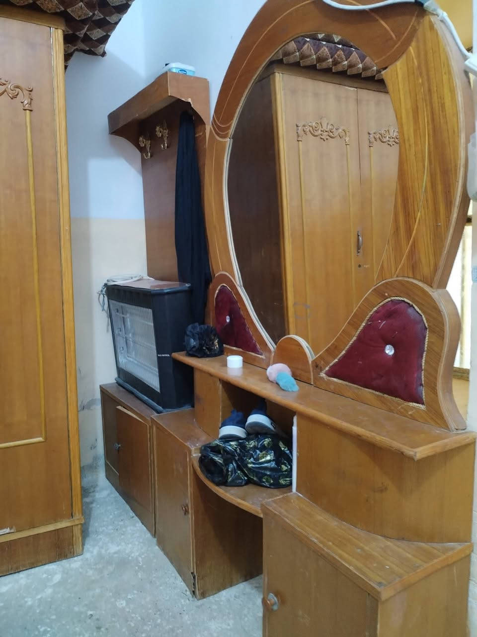غرفه النوم للبيع سعره ٥٠٠
وبي مجال ***********

