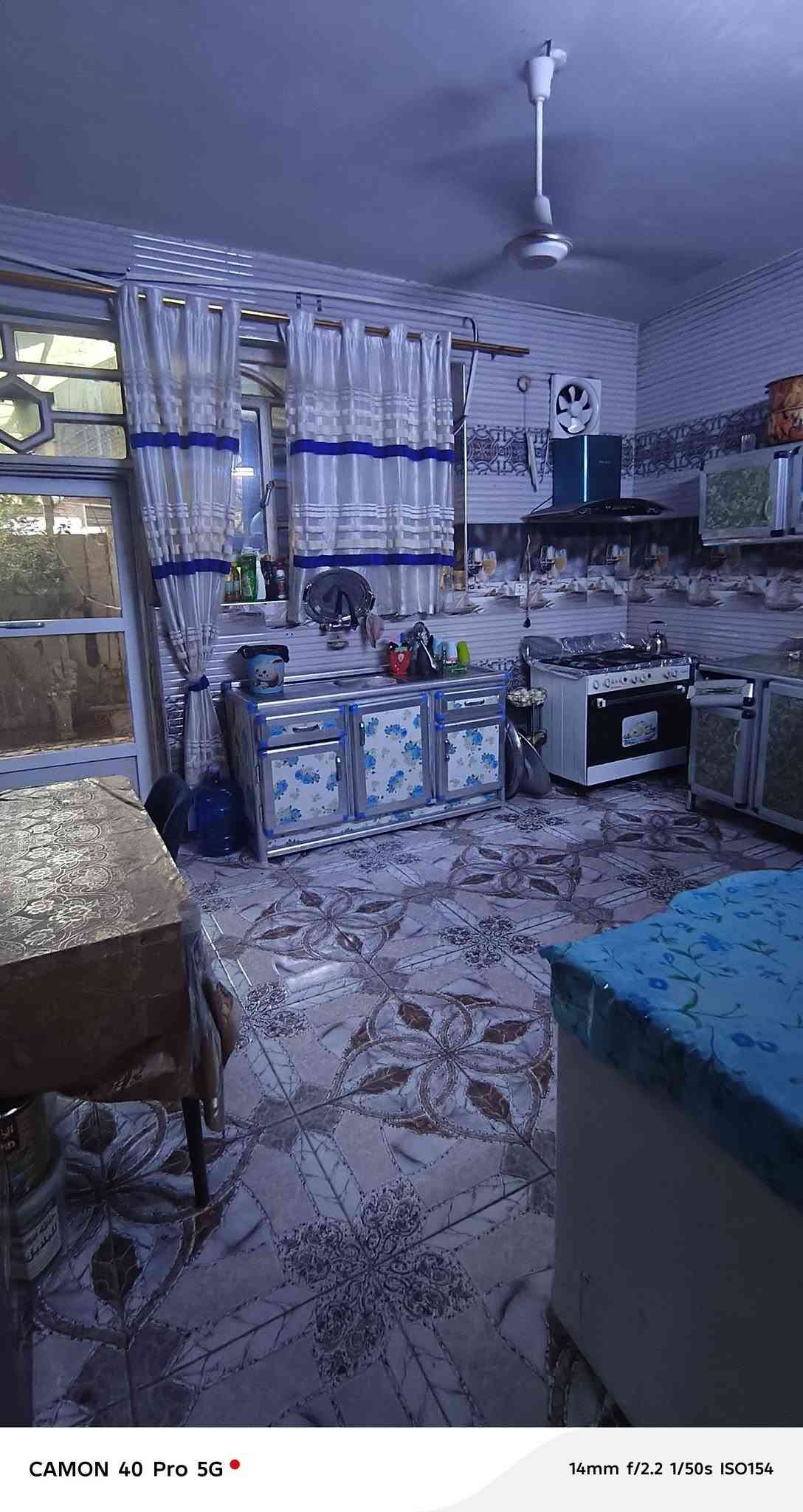 السلام عليكم 
دار للبيع طابو زراعي سند 25 تحويل مباشر باسم المشتري مساحة الدار 200 طابق واحد يحتوي على غرفتين نوم مطبخ كيلدور واستقبال وصحيات خارجيه وداخليه البيت مابي نقص ابد وبي كم شغله هديه وياهن ابو البيت يعوفهن البيت كولش مرتب ومكانه حلو  سطحة مطبك فرشي يعني كل قطرة رطوبة ماكو إطلاقاً البيت بلواقع احلى من الصور مكانه حله حي الصدرين سعره مناسب جداً للاستفسار خاص او زيارة مكتب عباس الشمري و سامر العميدي حله طريق حله نجف نزلة الامام بكر عليه السلام ***********
