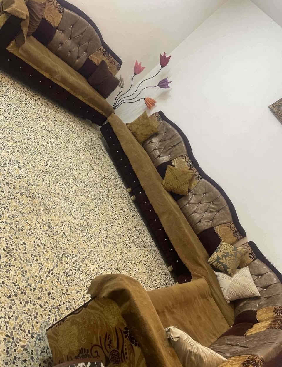 السلام عليكم
طخم عراقي 
9 متر 🛋️
نظيف جدا اي عيب ما بي 🪑🛋️
السعر 270
***********
