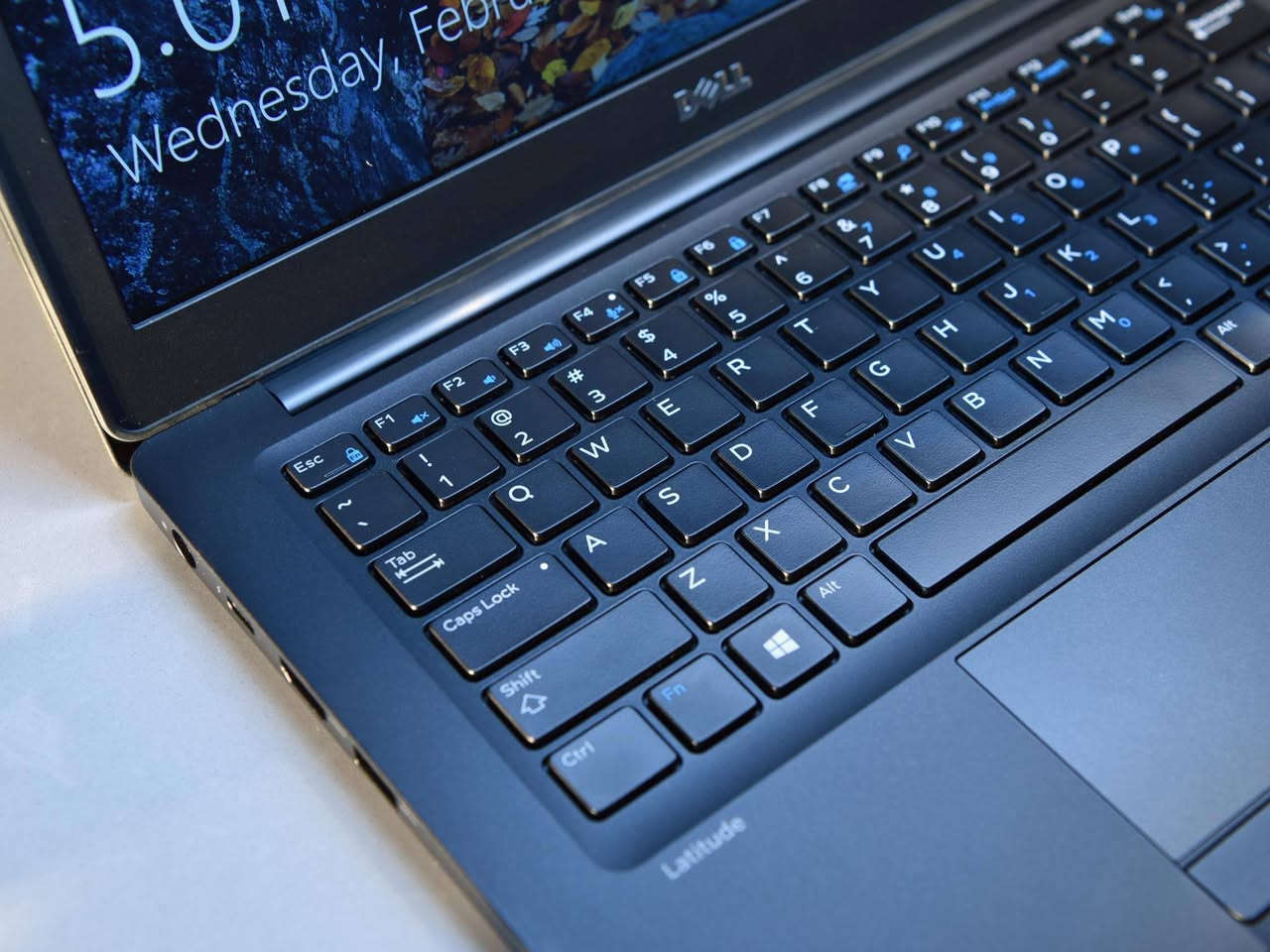 Dell 7280 بشاشه لمس 
Cori7 الجيل السادس 

رام 8GB قابل للتطوير 
هارد 128GB قابل للتطوير 
شاشه 12.5 لمس 
كرت شاشه 4GB 

هدايا ماوس مع حقيبة لابتوب وماوس باد والشاحن الاصلي 

السعر 210,000  
توصيل متوفر 
واتساب ***********
العنوان بغداد الأمين الثانية
