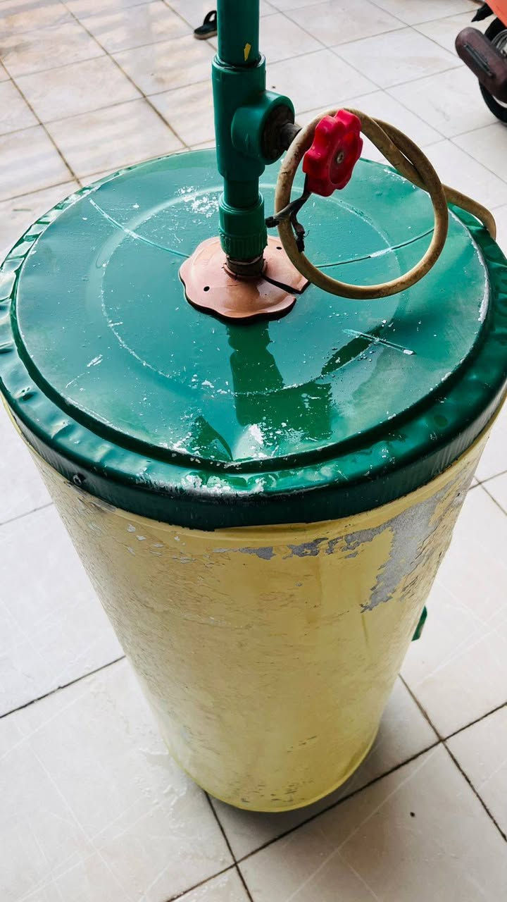 السلام عليكم كيزر مشتغل بس ٣ أشهر  جديد بس لونه كلب من المطر شرط لا مزروف ولا يخر ولا اي شي  سعره 50    ناصريه مركز    حي اريدو  60  لتر 

***********
