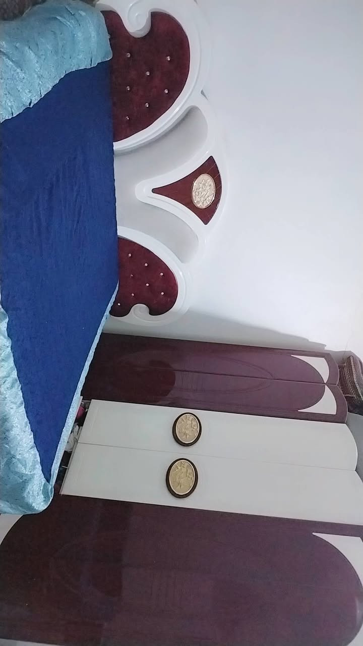 السلام عليكم غرفه نوم تركية ثقيله نضيفه بيها رايدها ب300وبيها مجال مكاني ورديه خارج الرقم ***********

