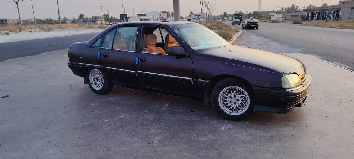 السلام عليكم.
اوبل اوميكا للبيع.

اوبل اوميكا موديل  ٩٠  رقم ديالى باسمي رقم الماني هزة ما ساقطة.

محرك ونجي ٦ سلندر.

كير اوتوماتيك.

المايعرف الونجي خلي يسأل عليه... محرك ٦ سلندر يصرف بانزين قليل حالة حال الأربعة سلندر وانسة الحماوة بالمحرك لو تمشي بيهة ١٢٠ بالصيف حماوتك ما تصعد من فضل الله. 

كهربائيات شغالة كامل .

ويل كب. 

دشبول شغال كيجات شغالة طوافة بانزين حماوة رون وسرعة كلها شغالة .

مسجل وسستم سماعات ستيريو. 

باتري جديد.

كشنات بلادية واني خال تلبيسة مال كشنات.

دشبول جديد مال حاوية.

اشارة... دبل اشارة... بك لايت... لايت عالي ناصي كلة شغال... حتى انارة من تفتح الجكمجة موجودة.

سيارة مال بيت اللة وكيلك دينار ما تصرف عليها.

ترايك ١٤٠ وين ما تريد.

السعر ٢٨ وبيها مجال بسيط شرط البيع تحويل وليس وكالة .

هذا رقمي ***********. ما متواجد بالفيس... مكاني ديالى.
