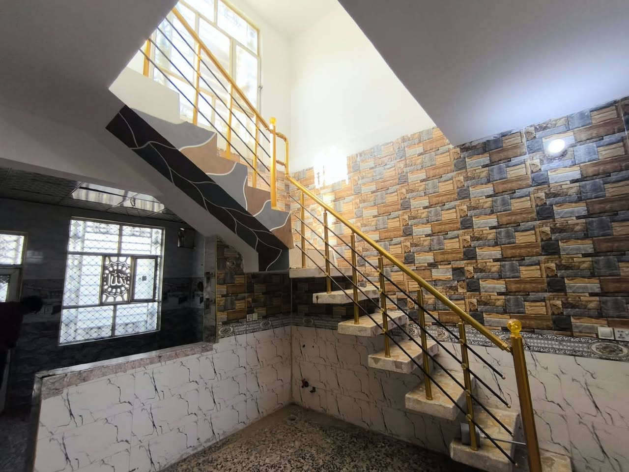 إعلان بيع بيت
بيت للبيع

المساحة: 100 متر مربع
الموقع: النجف – شارع المطار الجديد، مقابل مول جدو، قرب العلويات.

مواصفات البيت:

بناء نظيف جداً.

أساس صب وسقف صب.

غرفة نوم.

صالة واستقبال.

مطبخ.

صحيات.

سند 25 مع إقرار محكمة.

مشمول بالتطويب.

السعر: 42 مليون دينار عراقي، ويوجد مجال بسيط للتفاوض.

للاستفسار والتواصل: 📞 ***********
