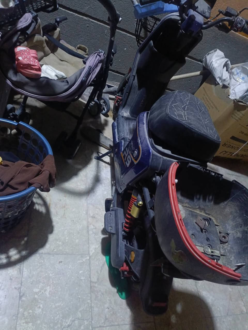 سلام علايكم دراجه R9للبيع نقص باتريات 2 شاصي بيه عواج ابيع كومه  حديد سعر 150 الف عنواني البصر حي بغداد  رقم هاتف ***********
