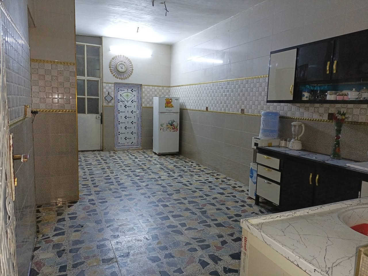 بسم الله الرحمن الرحيم،،دار للبيع مساحه ١٠٠ متر طابقين،،الطابق الثاني مشتمل معزول يستخدم استثمار للإيجار، الشعلة الشارع الغربي شارع أفران الضياء استفسار (***********)
