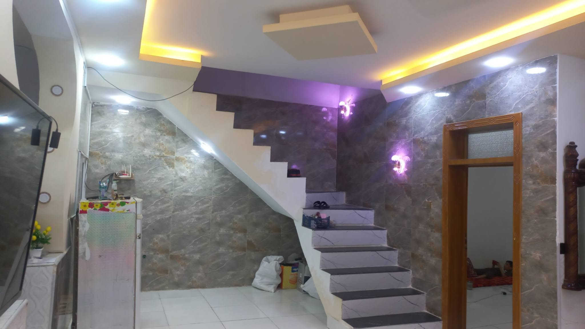 🏡 بيت للبيع – مراوس

 بسعر 90 مليون دينار 

📐 المساحة: 200م² – ركن
🏗️ السقف والأساس: صب كونكريت
🧱 البناء: طابوق نهروان
🛣️ عرض الشارع: 17م

تفاصيل البيت:
• غرفتان كبيرتان، إحداهما سويت
• استقبال وصالة بعرض البيت
• مطبخ حار وبارد
• حمامان داخلي وخارجي
• گراج للسيارة
• أرضيات بورسلين ثقيل بالكامل
• البيت متعوب عليه، والمنطقة نظيفة وهادئة جداً

📜 السند: طابو زراعي، سند 25 + إقرار محكمة باسمك، مشمول بالتطويب.

📍 الموقع: مقابل قرية الغدير، خلف محطة وقود بركات الغدير.

⚡ كافة الخدمات متوفرة:
تبليط • ماء • كهرباء • مولدة خط ذهبي • نت ضوئي

📞 للتفاصيل التواصل: ***********
