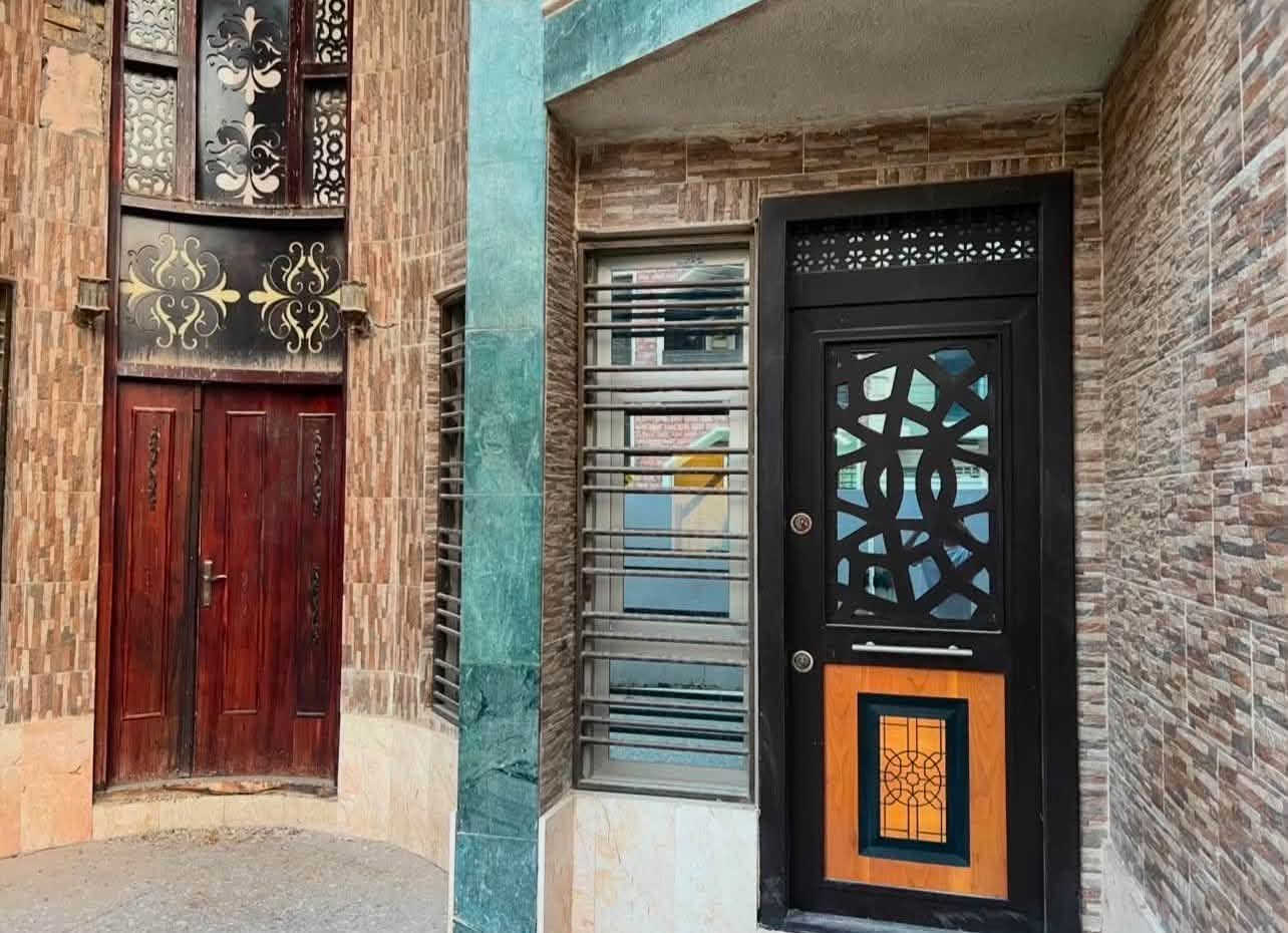السلام عليكم دار للبيع مساحته 150 م
المكان بغداد حي الإعلام العمداء قرب الألعاب

البيت طابقين الطابق الاول كراج استقبال هول مطبخ غرفة نوم كبيرة حمام ترك عدد اثنين الطابق الثاني غرف نوم عدد اثنين كبار حمام عدد اثنين 

البيت كله مرمر البيت نظيف 

الي يحب يستفسر ويشتري هذا الرقم ويكدر يتصل عالواتساب 

***********
