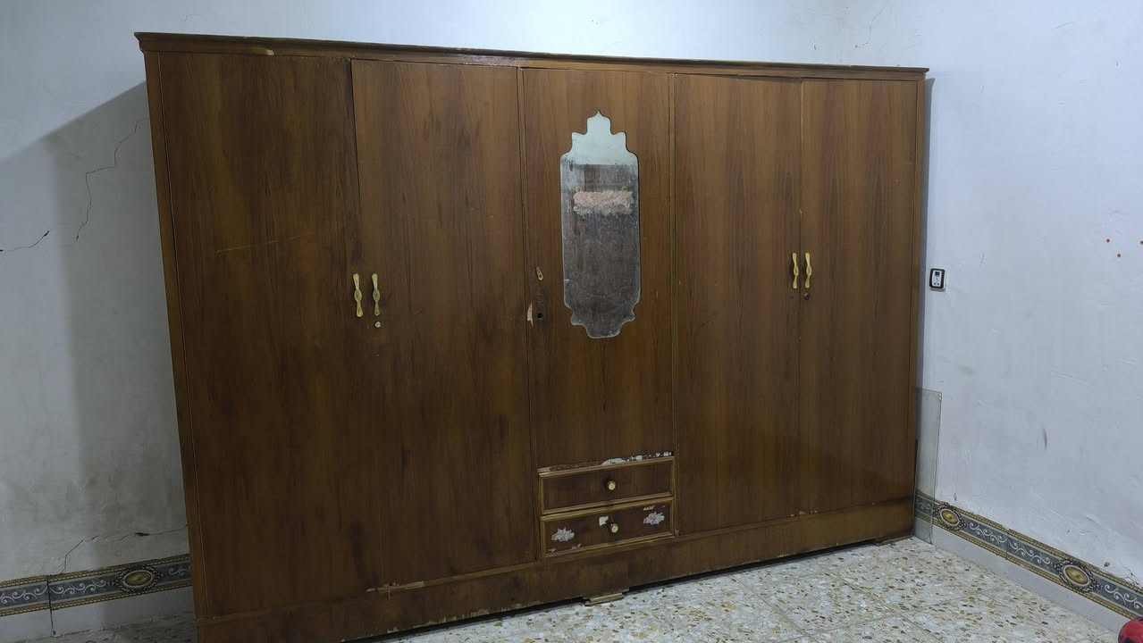 سلام عليكم كنتور للبيع خمس بيبان معد مجرات اثنين خشب قوي جداا  بسعر مناسب مكاني سبع البور سعر الكنتور ٧٥ الف  
 ***********
