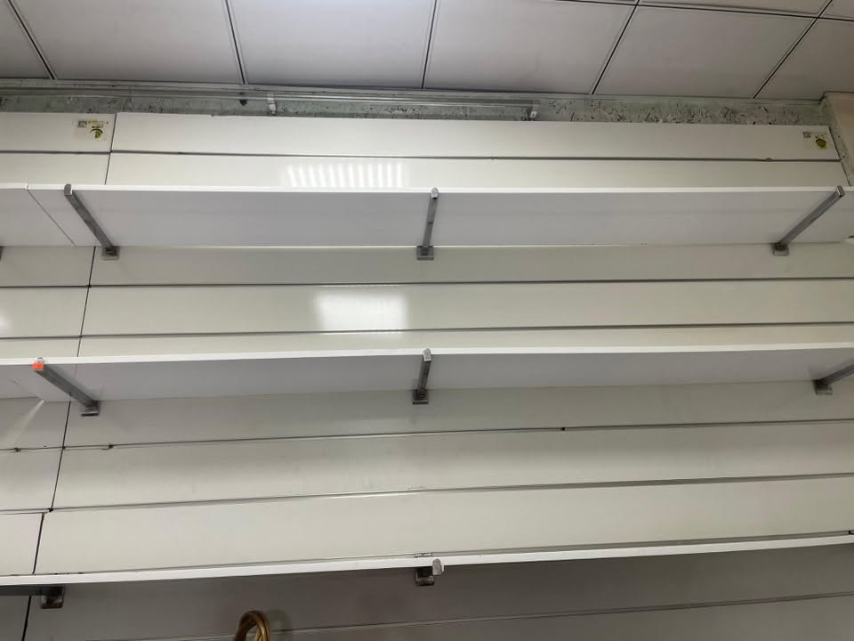 متوفر للبيع
الواح عدد 10 
رفوف عدد 20 
اناره سقف ثانوي عدد 4
مراوح سقف ثانوي عدد 2
ميز مكتب يحتوي على ثلاث جرارات  
مكاني الزعفرانيه 
متوفر على الواتساب فقط 
***********
