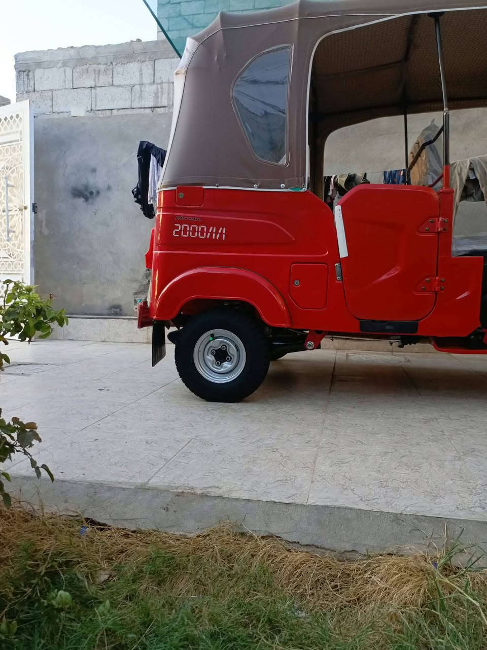 تك تك موديل ٢٢ سنويه ورقم بغداد تك تك خير من الله بيه رشات صبغ قليله بدون ضربه السعر 8900 وبيها مجال قليل العنوان بغداد قرب مدينه بسمايه 
للاستفسار ***********
